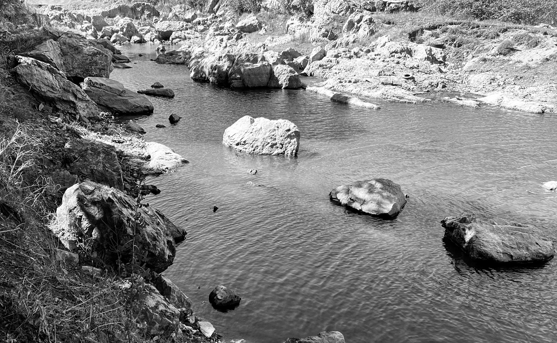 Paşaköy gorge: rocks and water