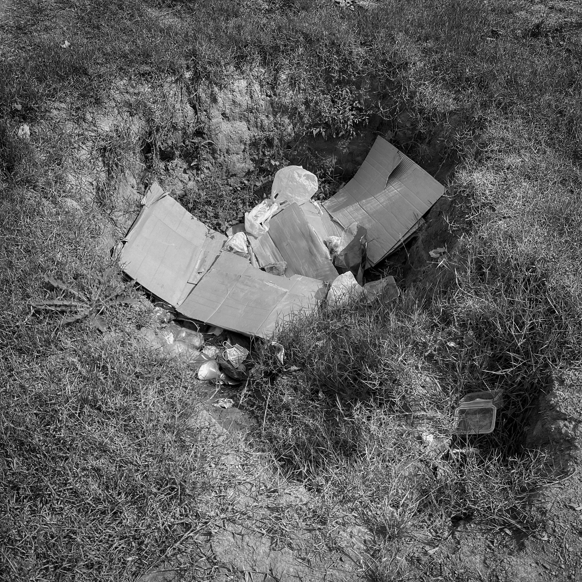 Güzelce aqueduct: trash