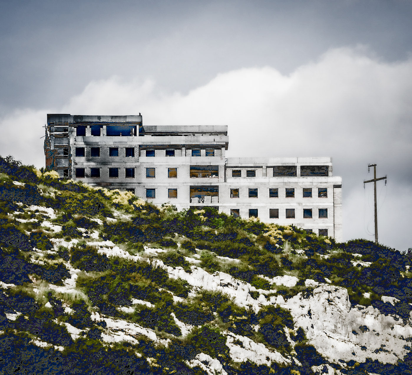 Azadlı river walk: modern building