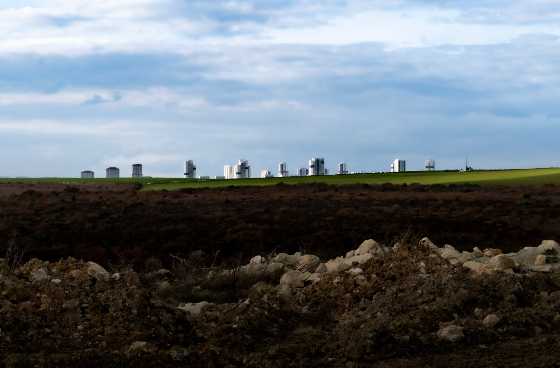 between speculators’ crest and the site of Spradon: tower blocks (Eston Şehir?) on the western horizon