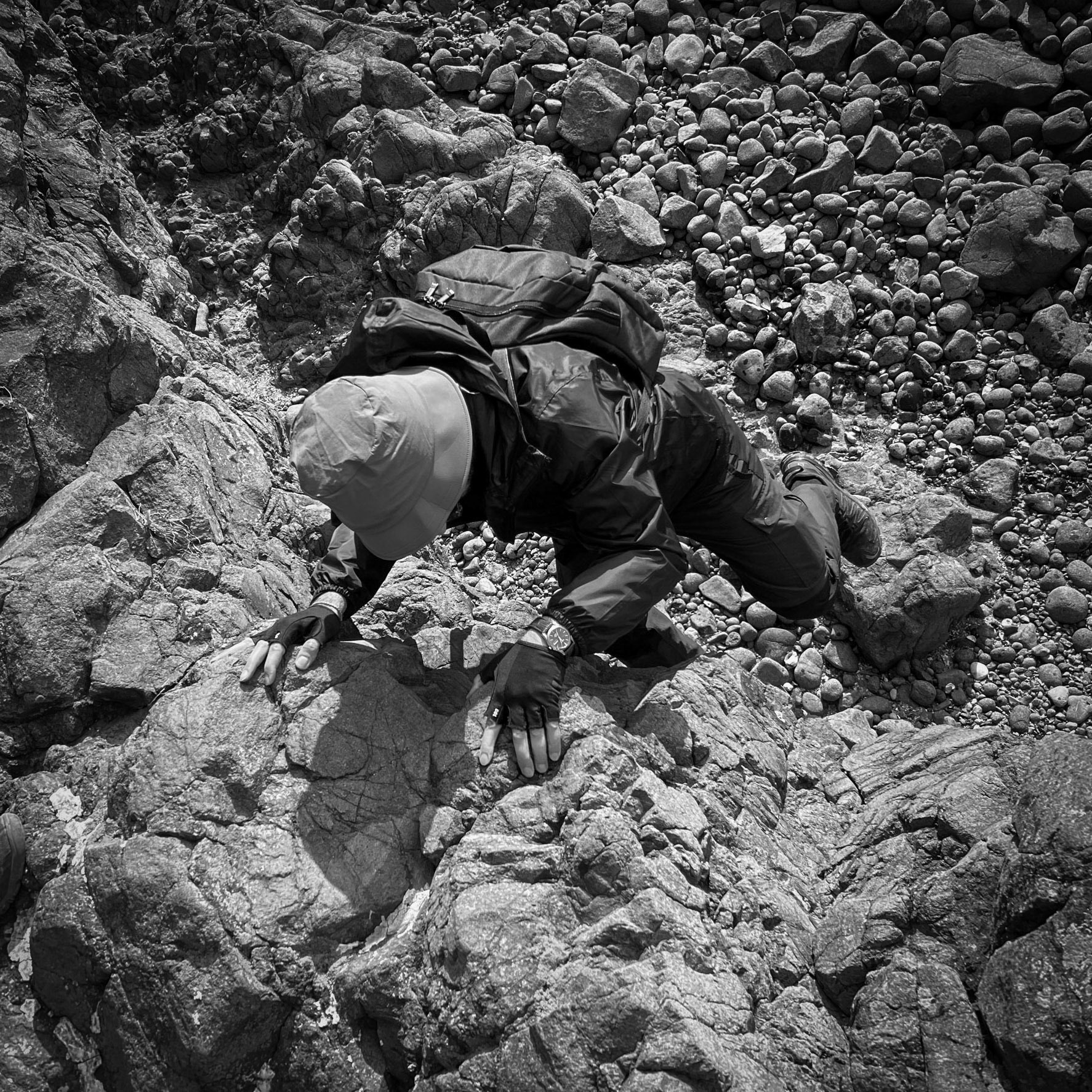 Anadolu Feneri stone beach: climbing over a outcrop