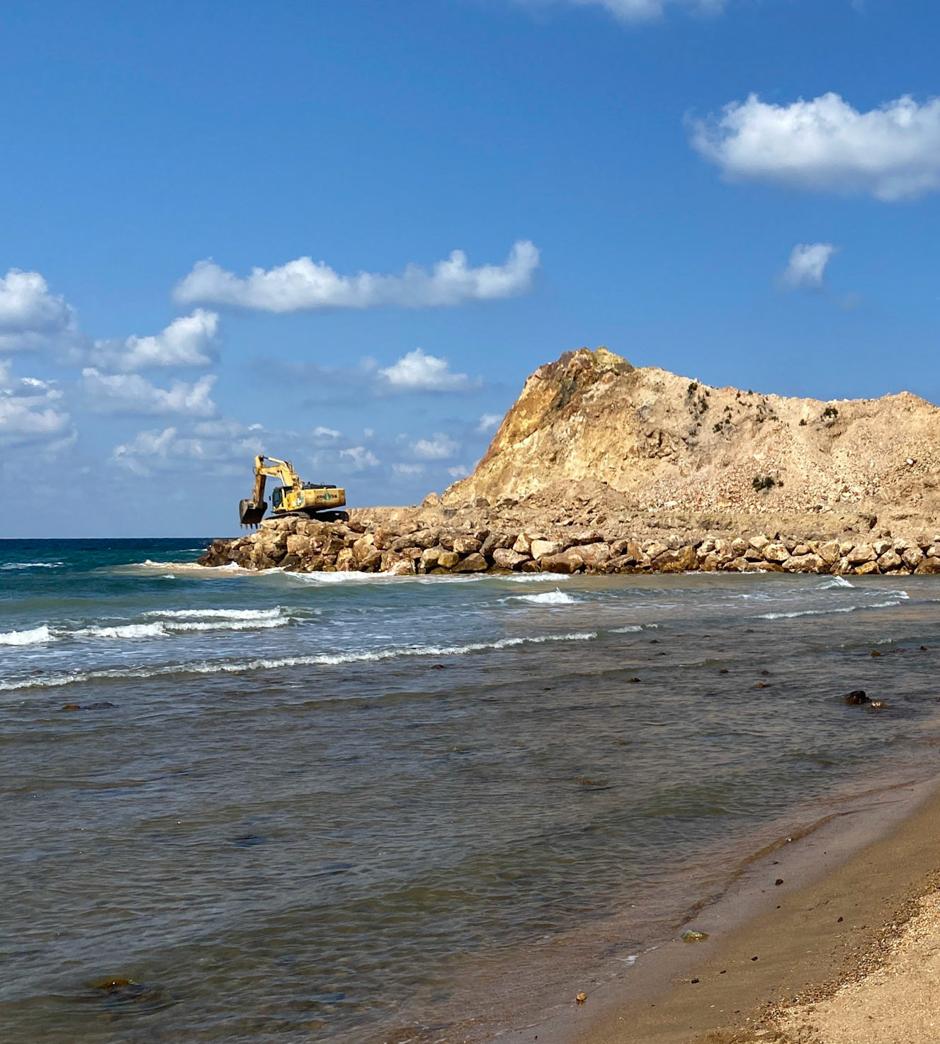 Kurna abandoned quarry: excavator at work