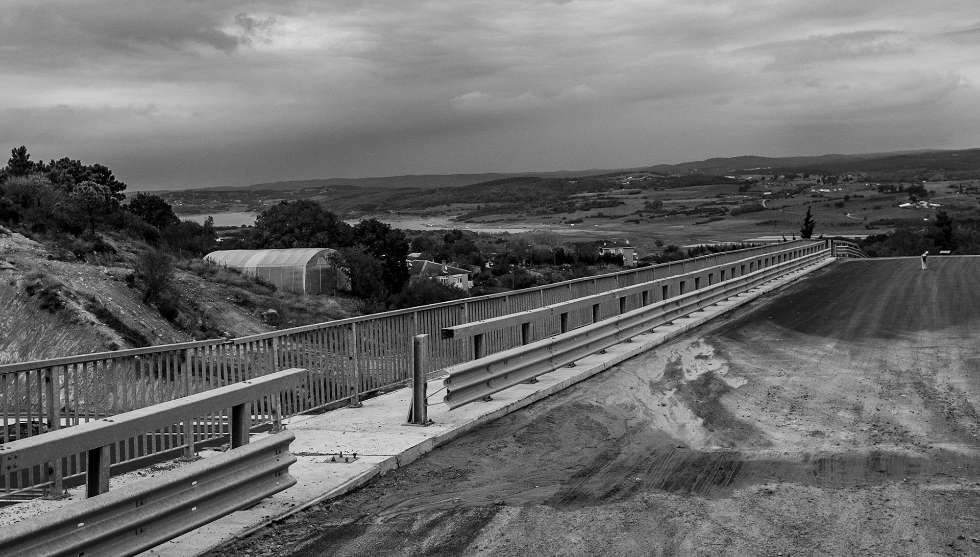 between Kurna and Karatay: bridge over a motorway