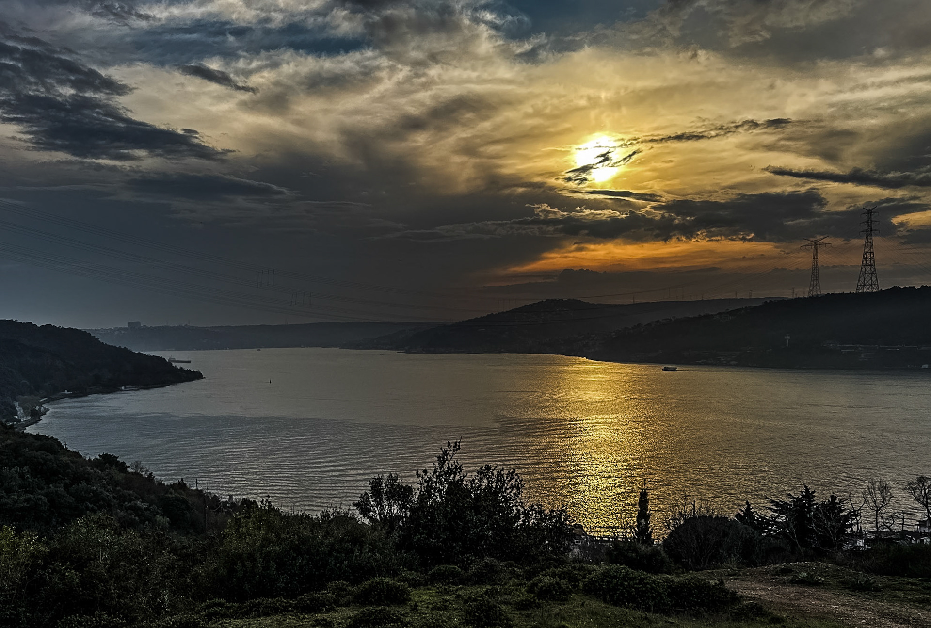 Anadolu Kavaǧı Bosphorus viewing point: looking south down the Bosphorous