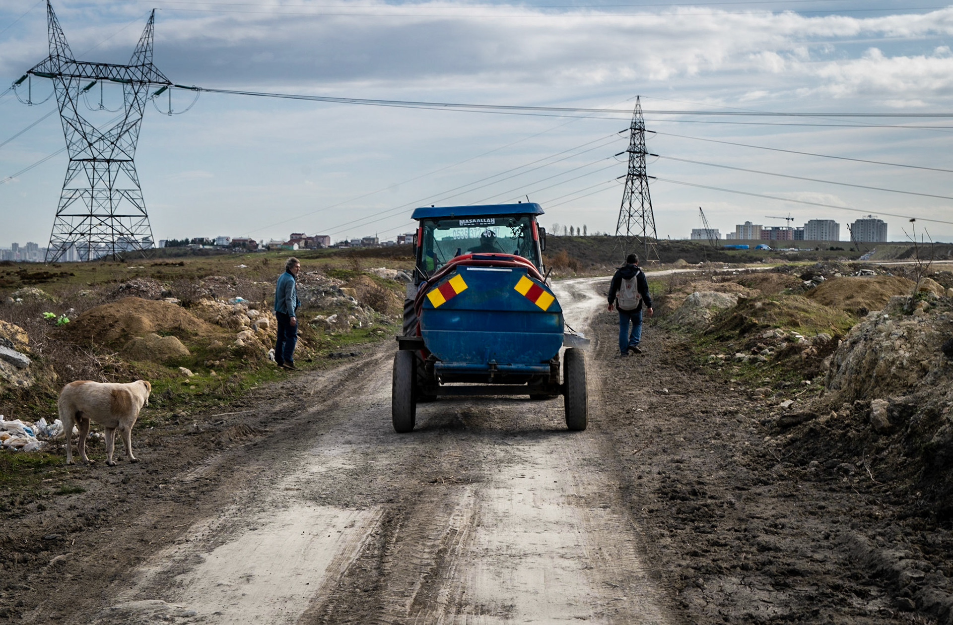 between speculators’ crest and the site of Spradon: Eski İstanbul Yolu - blue traktor and tank