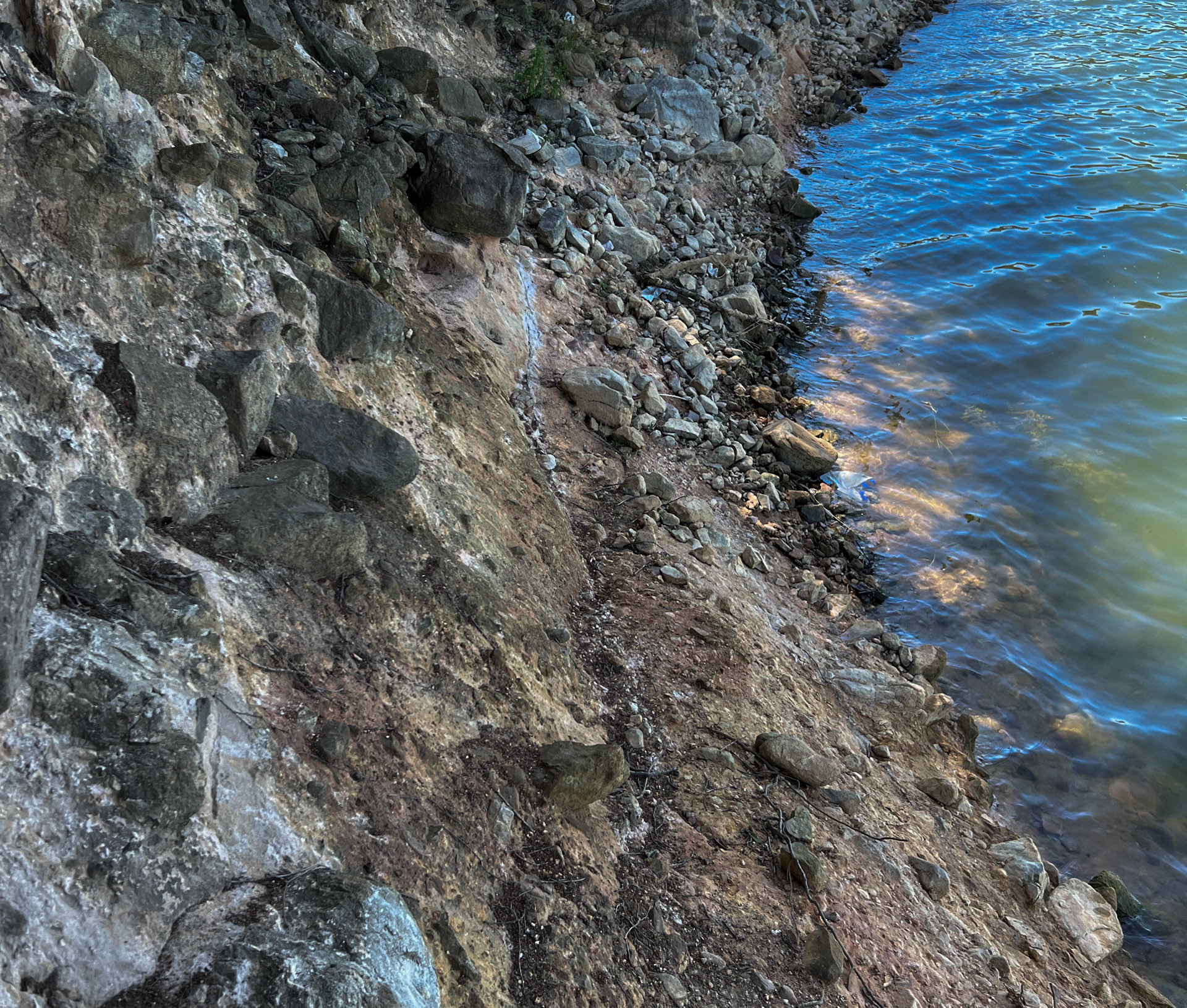 Ömerli shoreline walk: rocks and water