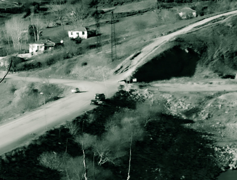 Şamlar: road and track crossing on the west side of the village dam