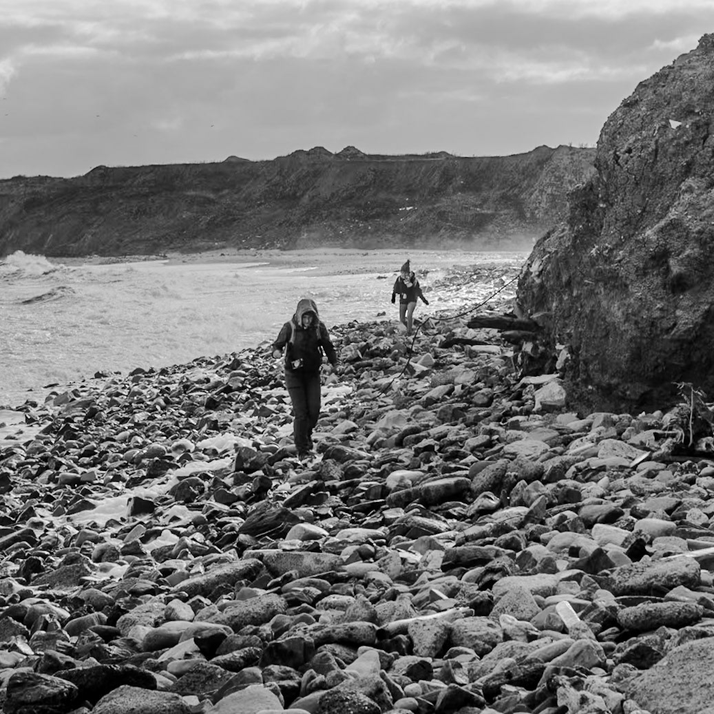 Black Sea coast east of Yeniköy: walking over a stony beach