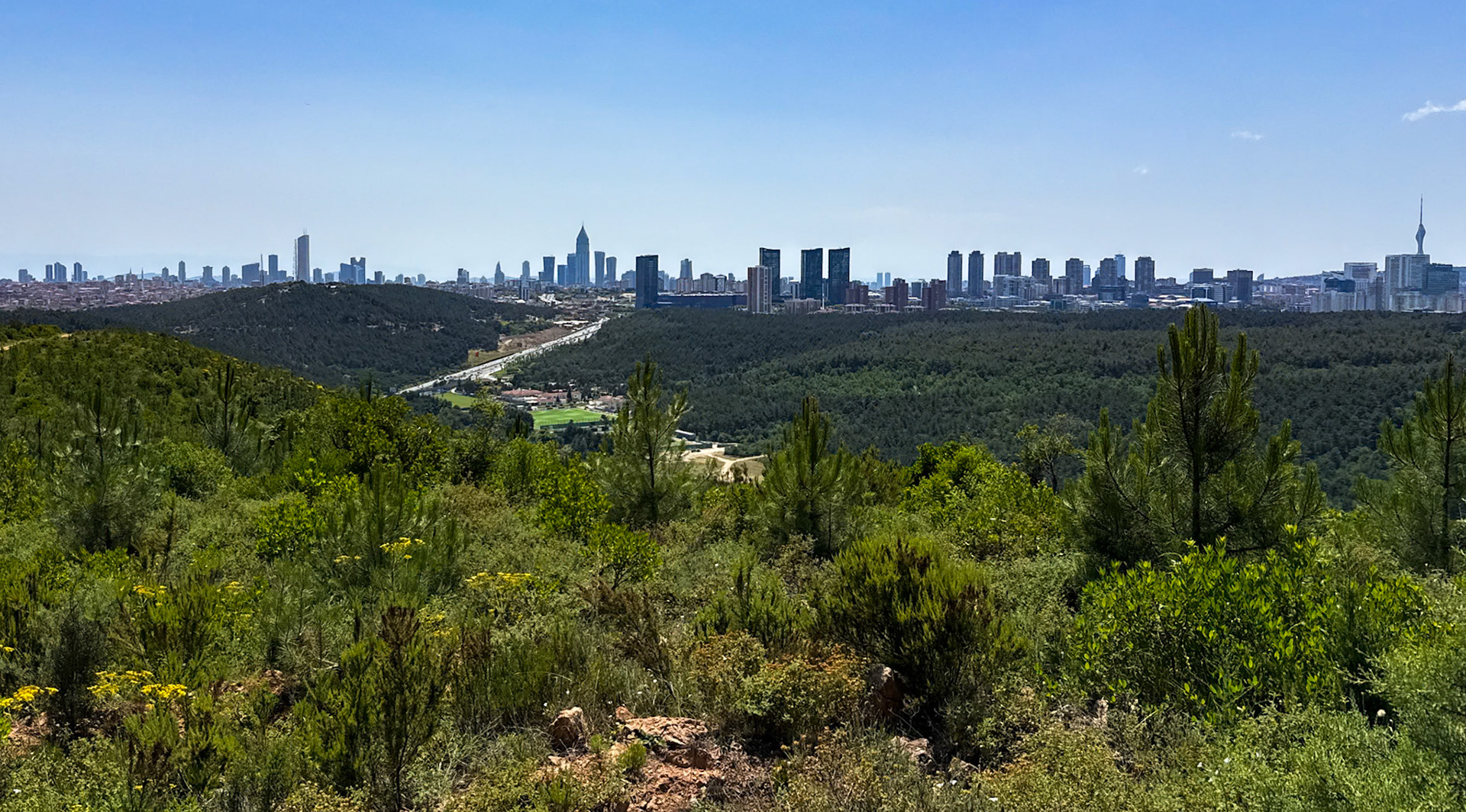 Kapaklı crest: view of the Değirmendere valley and the city just behind