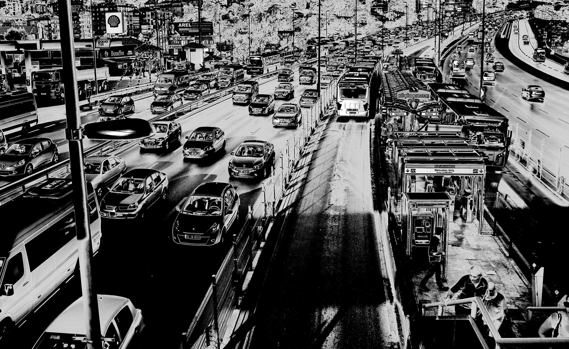 rushour traffic heading west at Küçükçekmece metrobus station