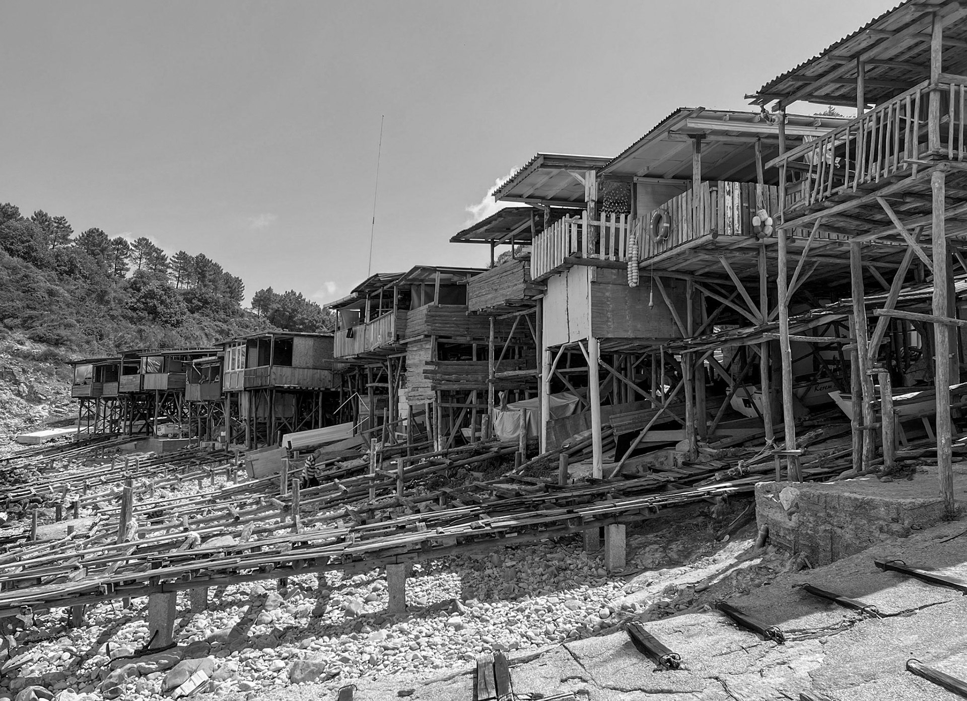 Kurna fishing hamlet: the line of huts on stilts