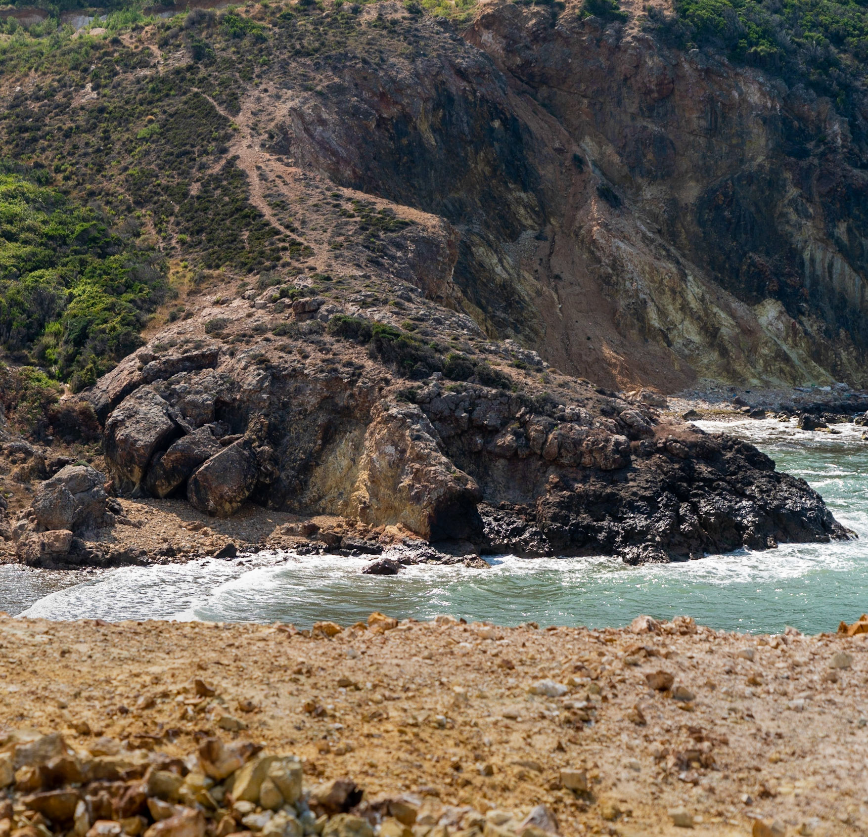 Kurna abandoned quarry: basalt flow (I think)