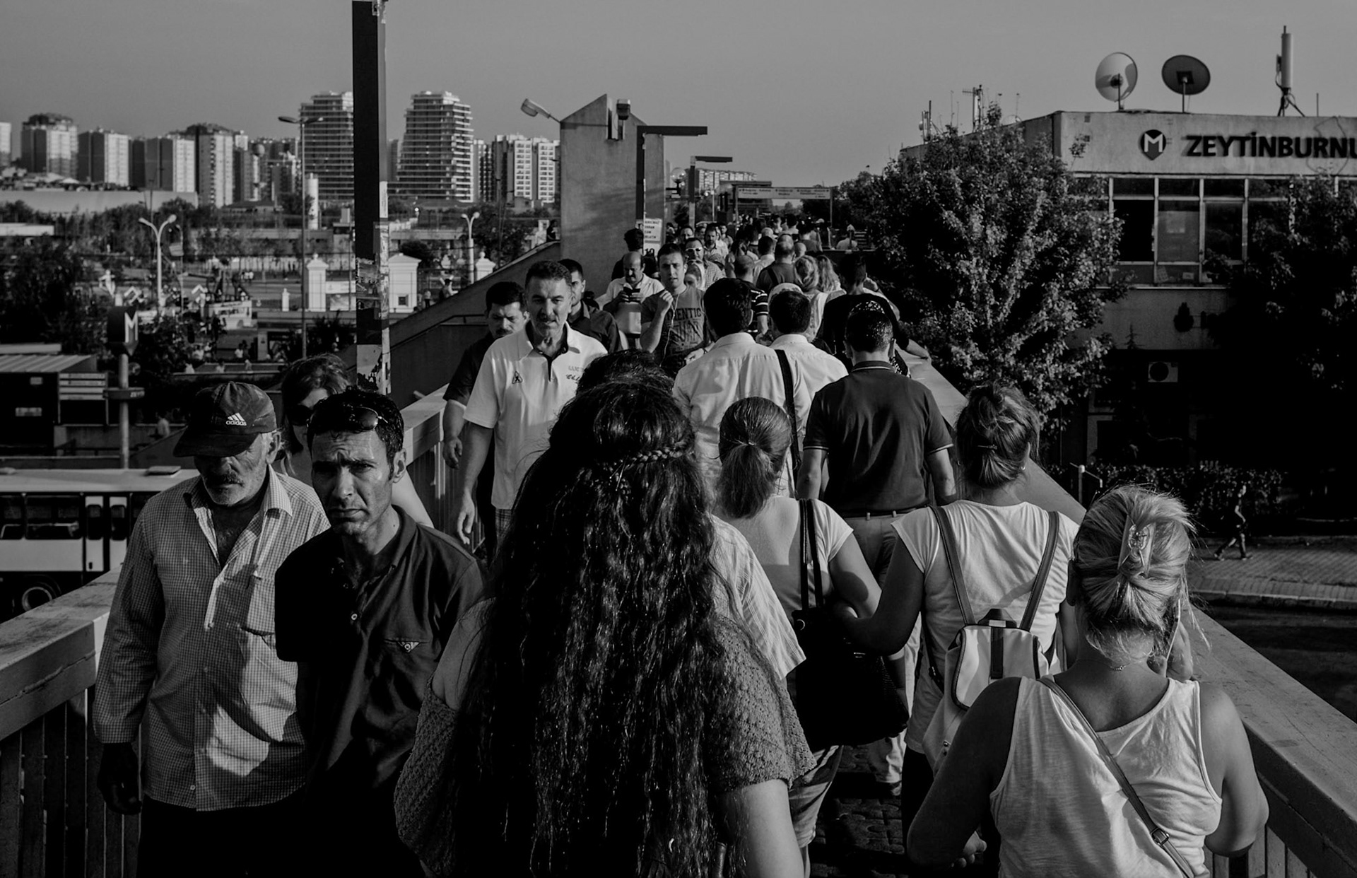 Küçükçekmece metrobus station: saturday evening in summer
