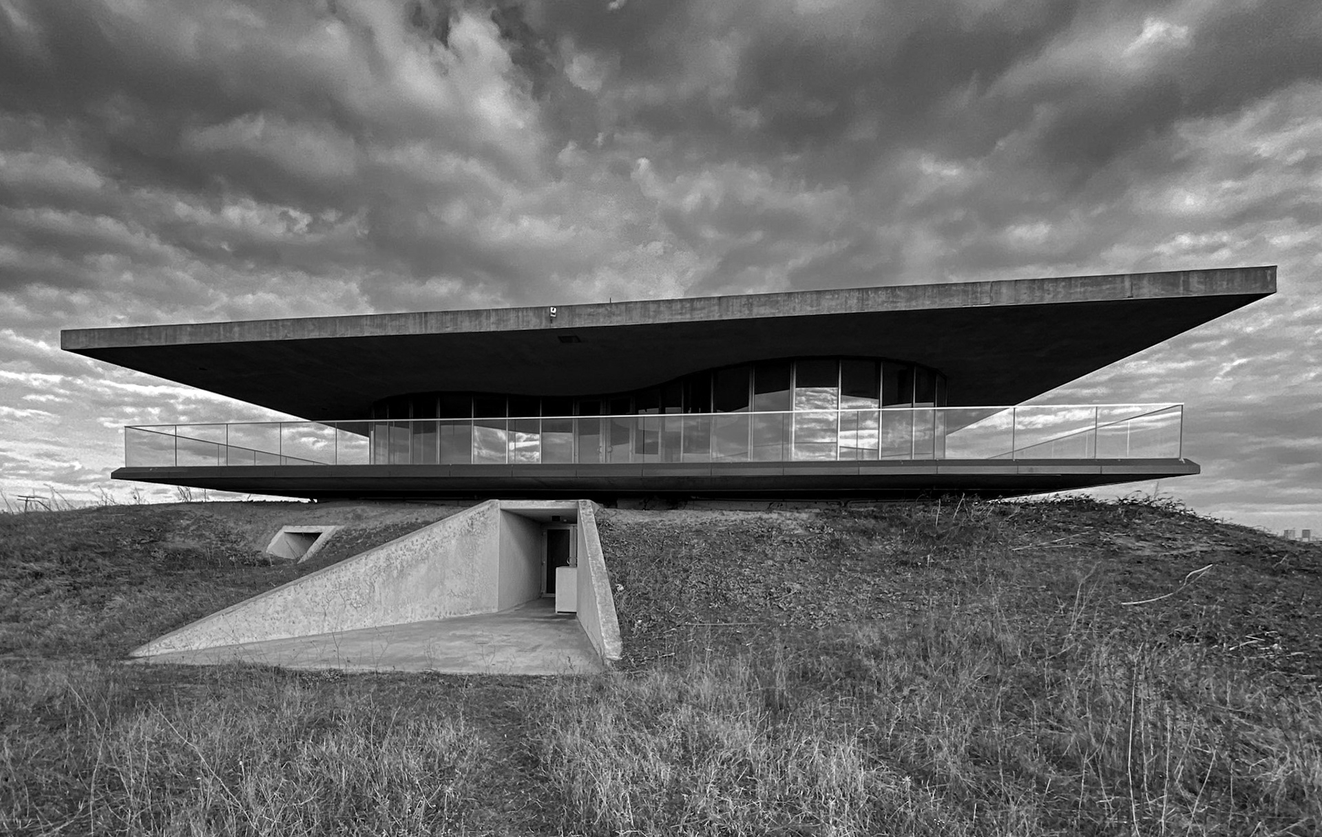 speculators’ crest: empty showroom