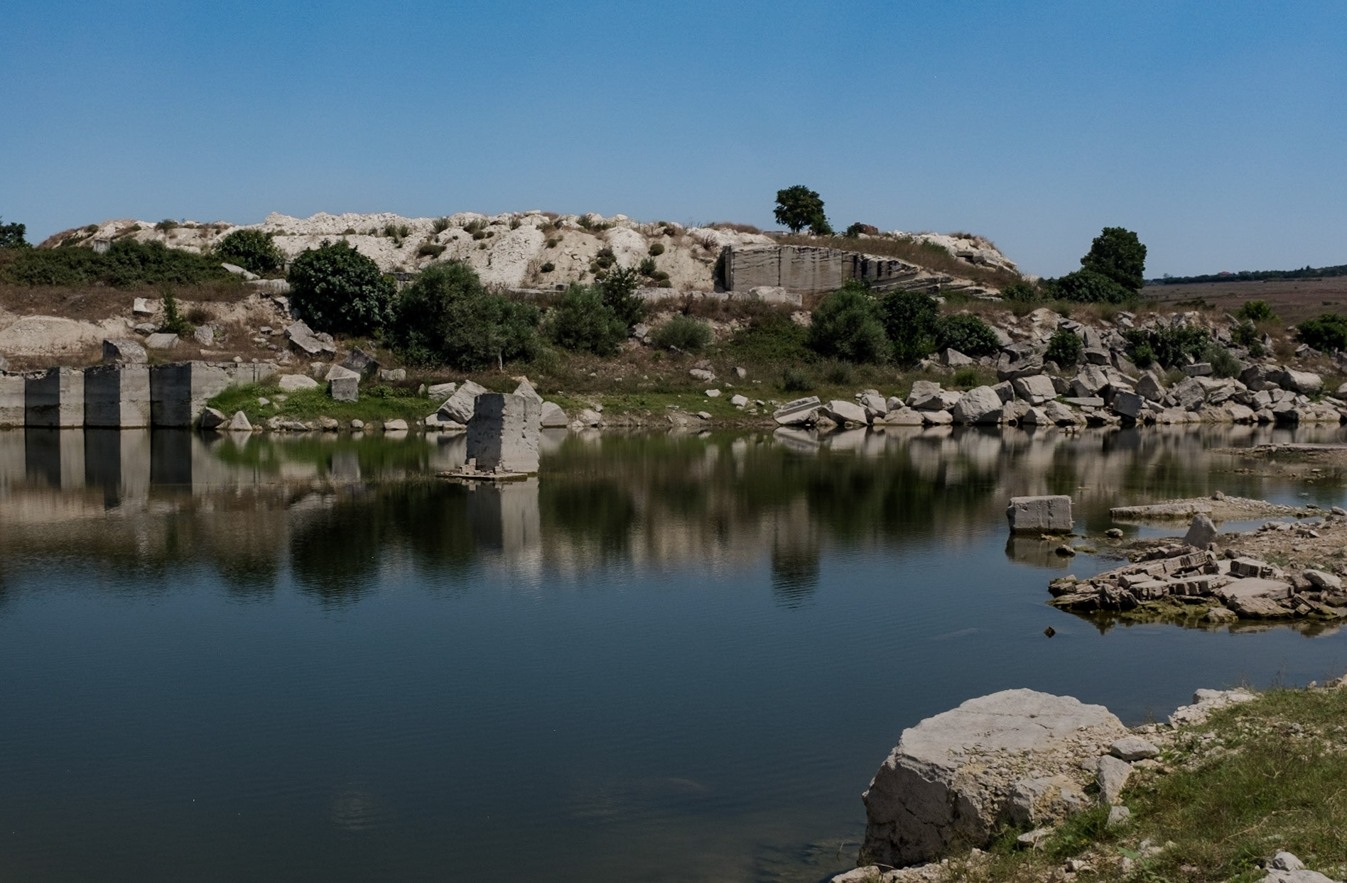 Filiboz quarry: reflected küfeki-limestone blocks