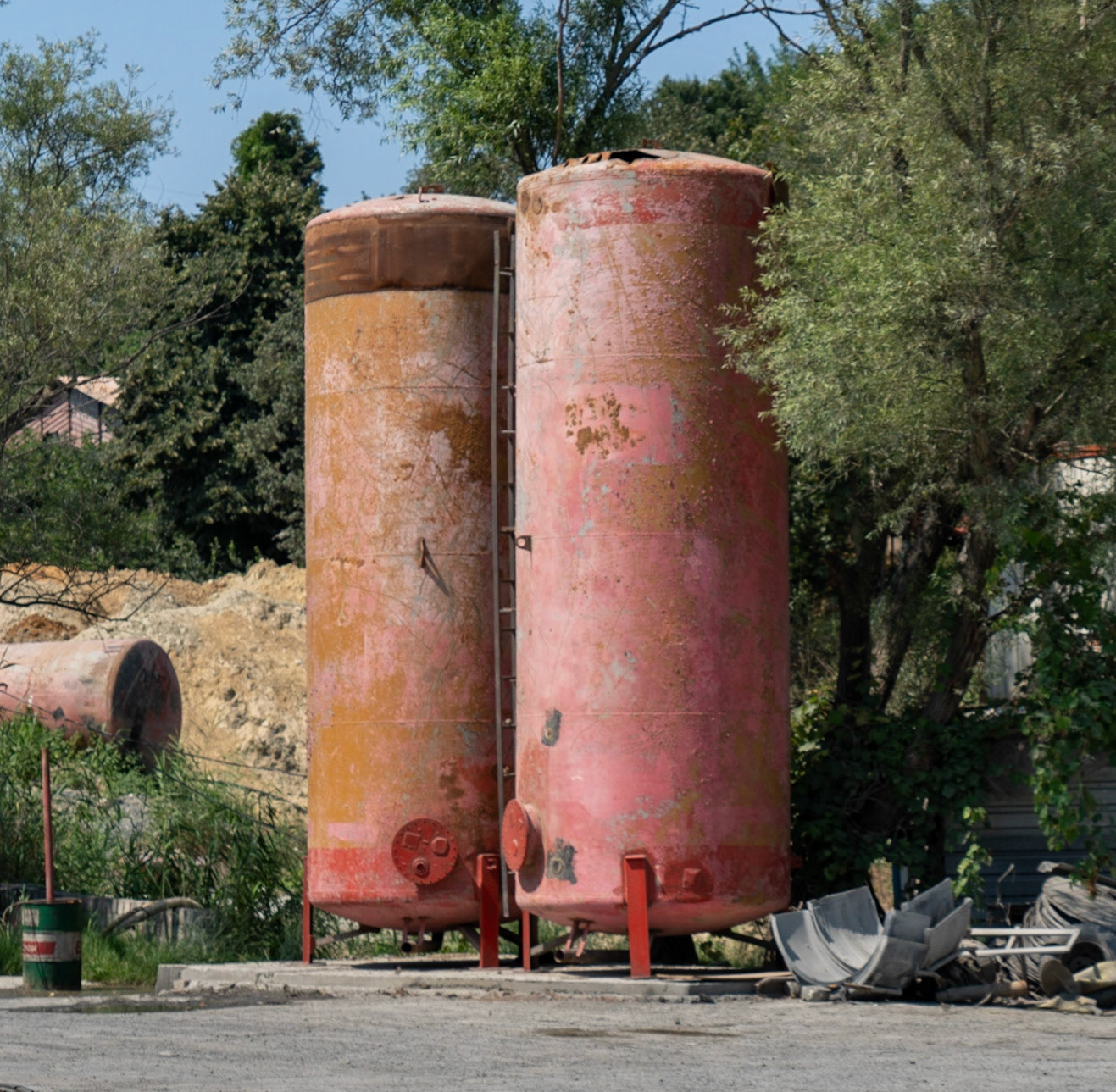 between Sultangazi and Cebeci: old storage containers (for what though?)
