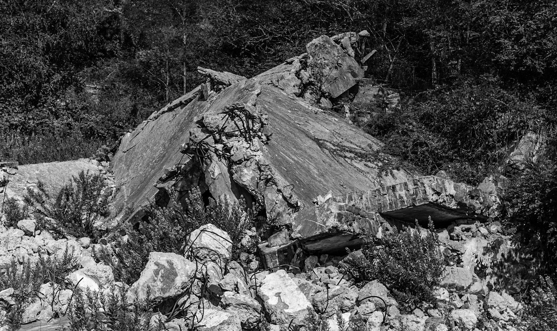 between Poyraz and Anadolu Kavaǧı: the demolished military builkding  (I think)