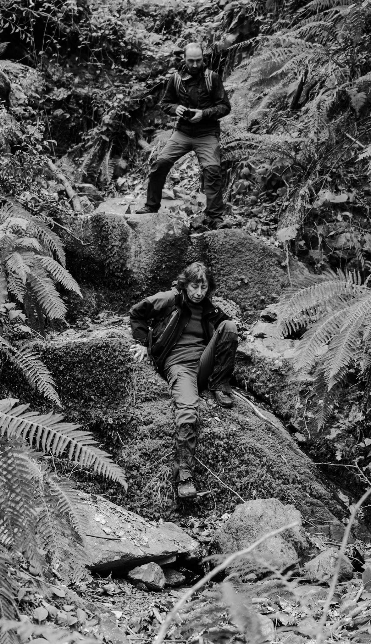 Dolap stream descent: hikers on the rocks