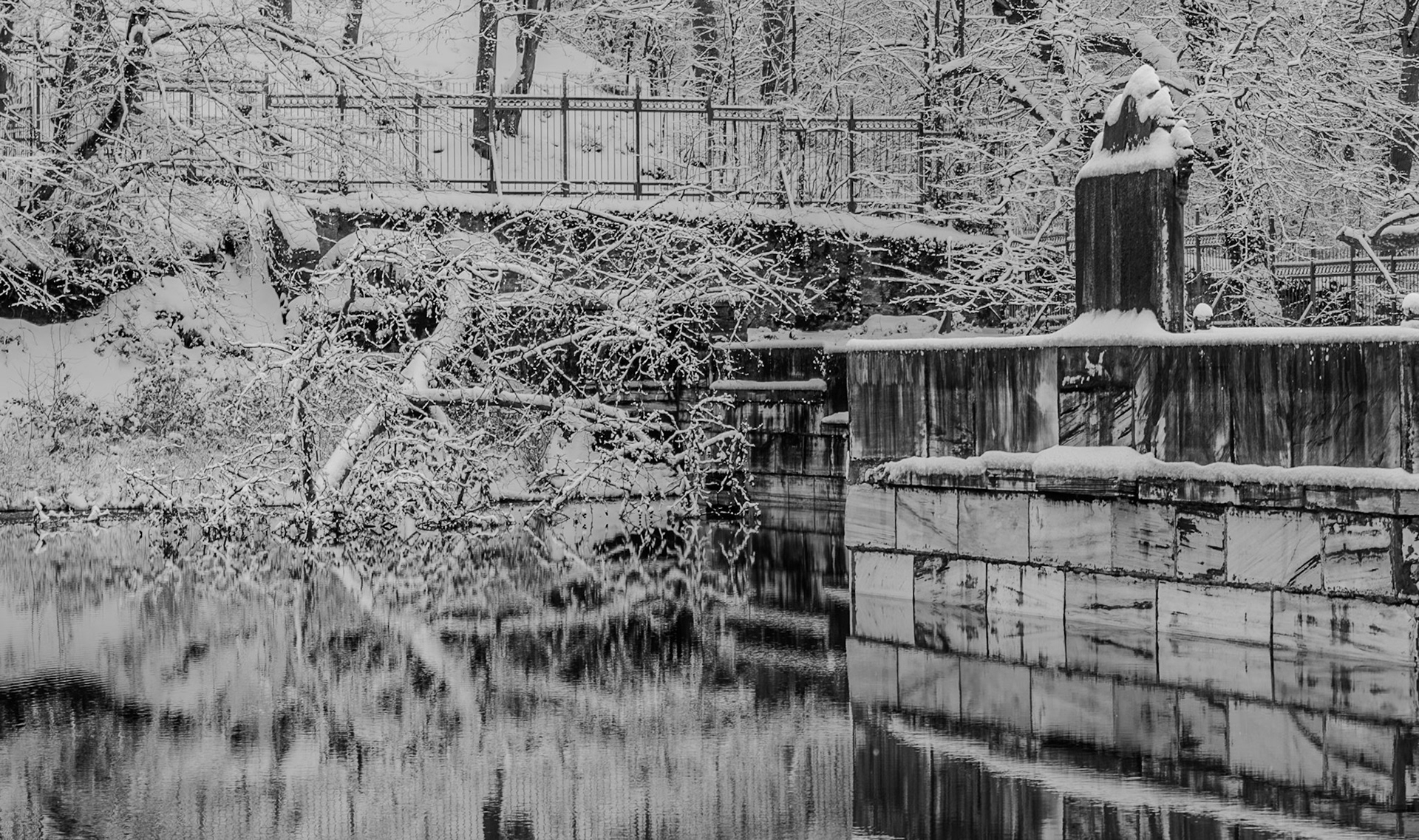 Valide Sultan Ottoman dam: snowy relfections