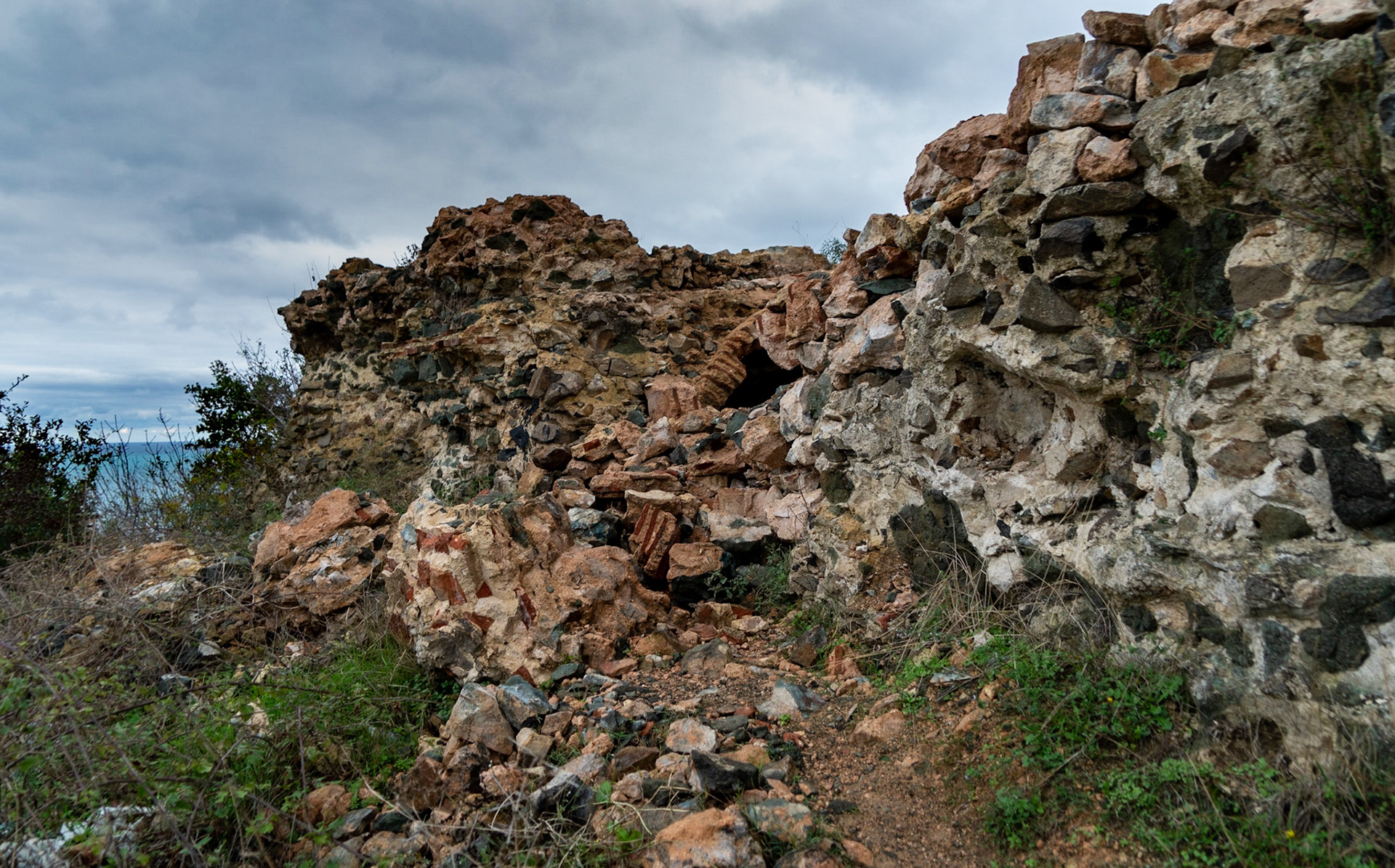 Poyraz: Hasan Paşa Gözetleme Kulesi (the main fort) - showing the recently collapsed arch