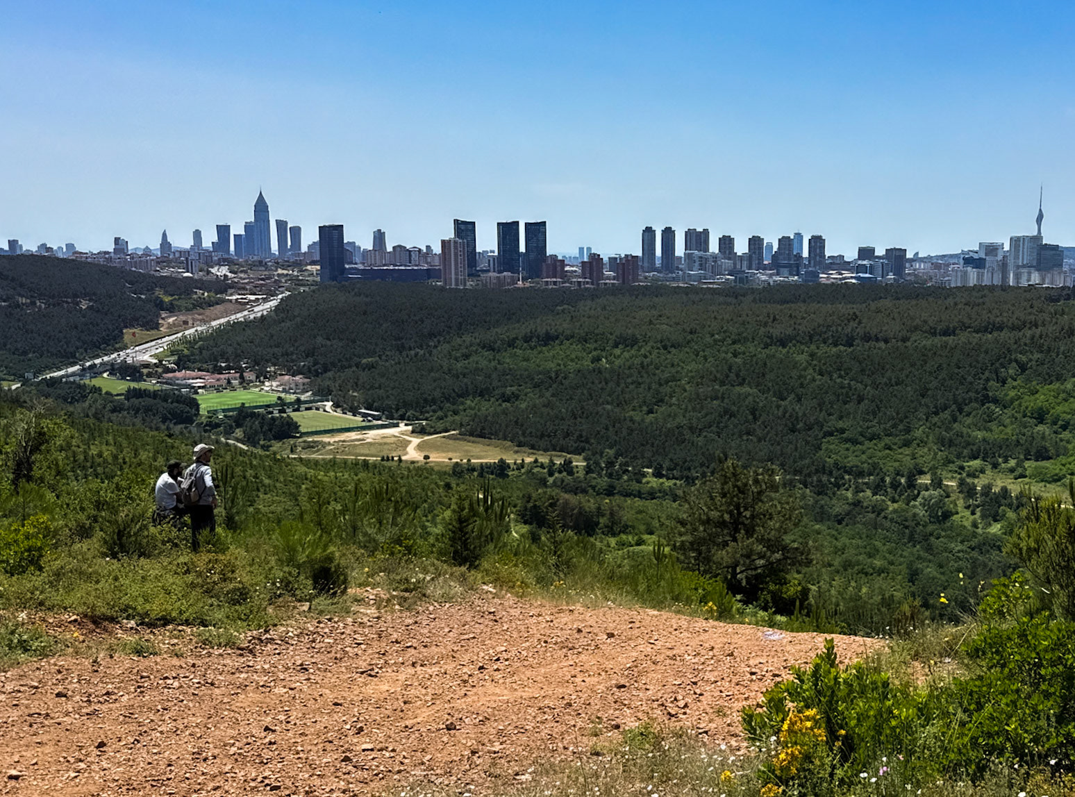 Kapaklı crest: view of the Değirmendere valley and the city just behind