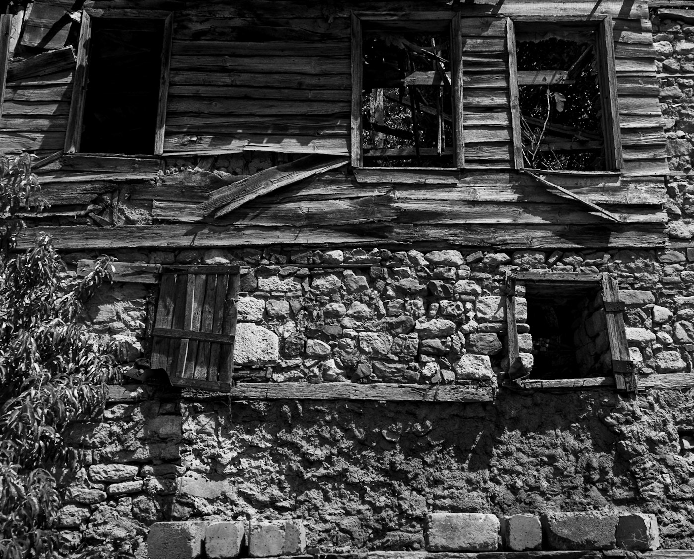 Cebeci: ruined wooden house