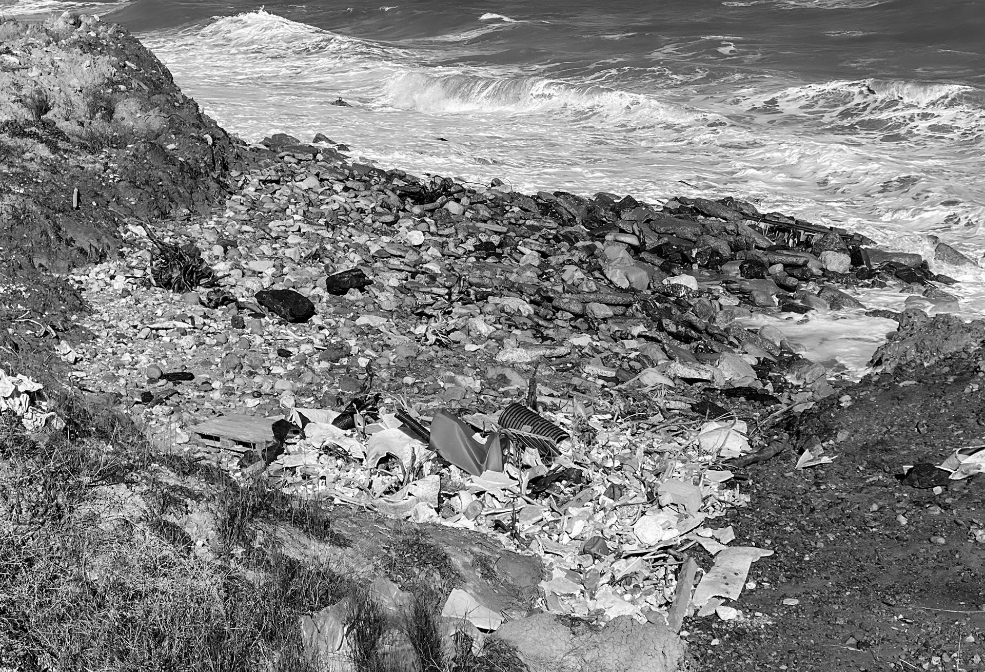 Black Sea coast east of Yeniköy: flotsam, stones and sea