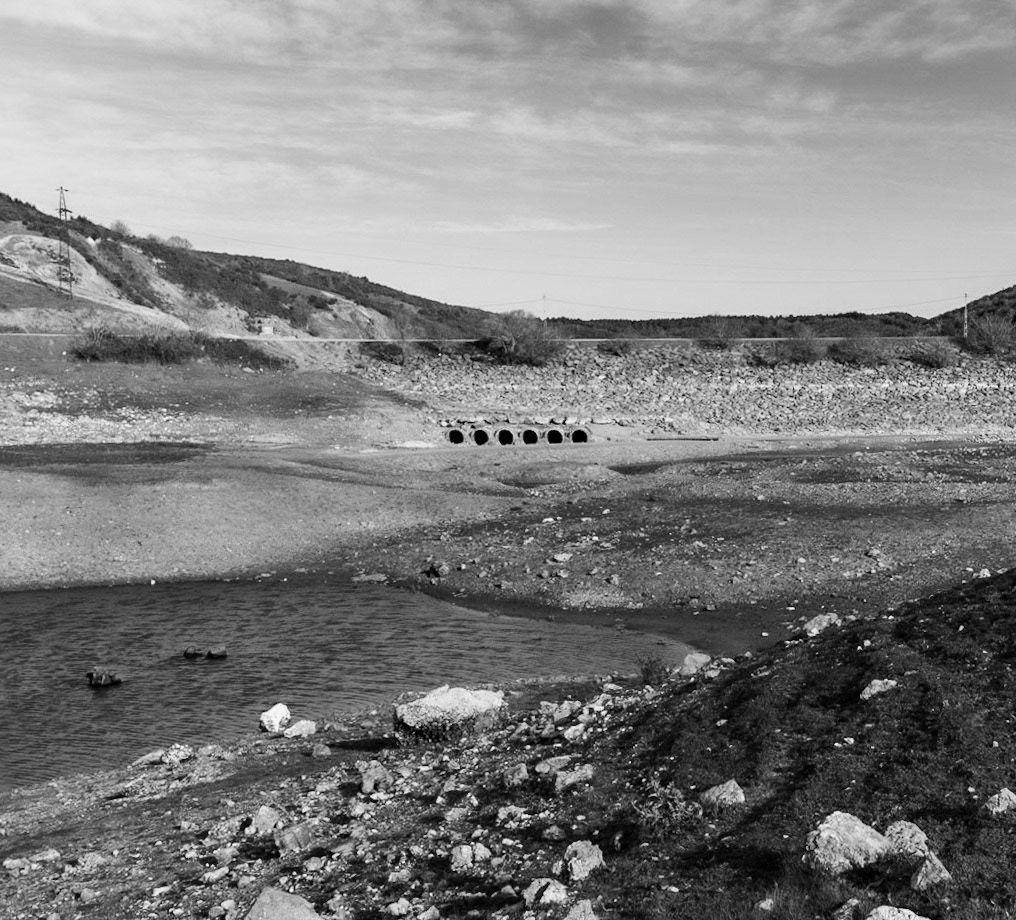 Şamlar: almost-dry pipes in the village dam (I think this means that the dam is not there to hold water but is there as a causeway and to control the river flow); meaning that the middle reservoir only fills up when the Sazlıdere reservoir is sufficiently high