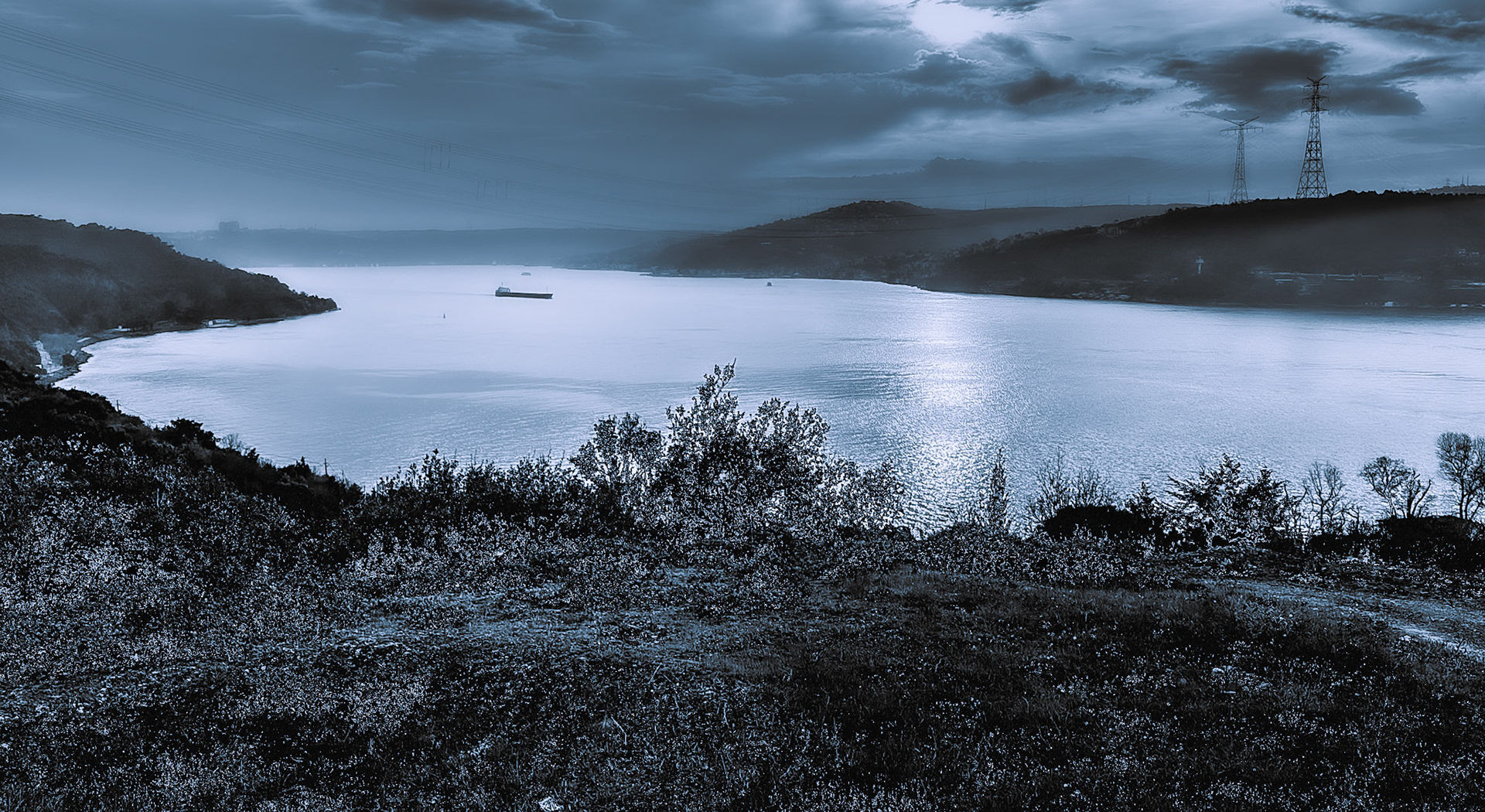Anadolu Kavaǧı Bosphorus viewing point: looking south down the Bosphorous