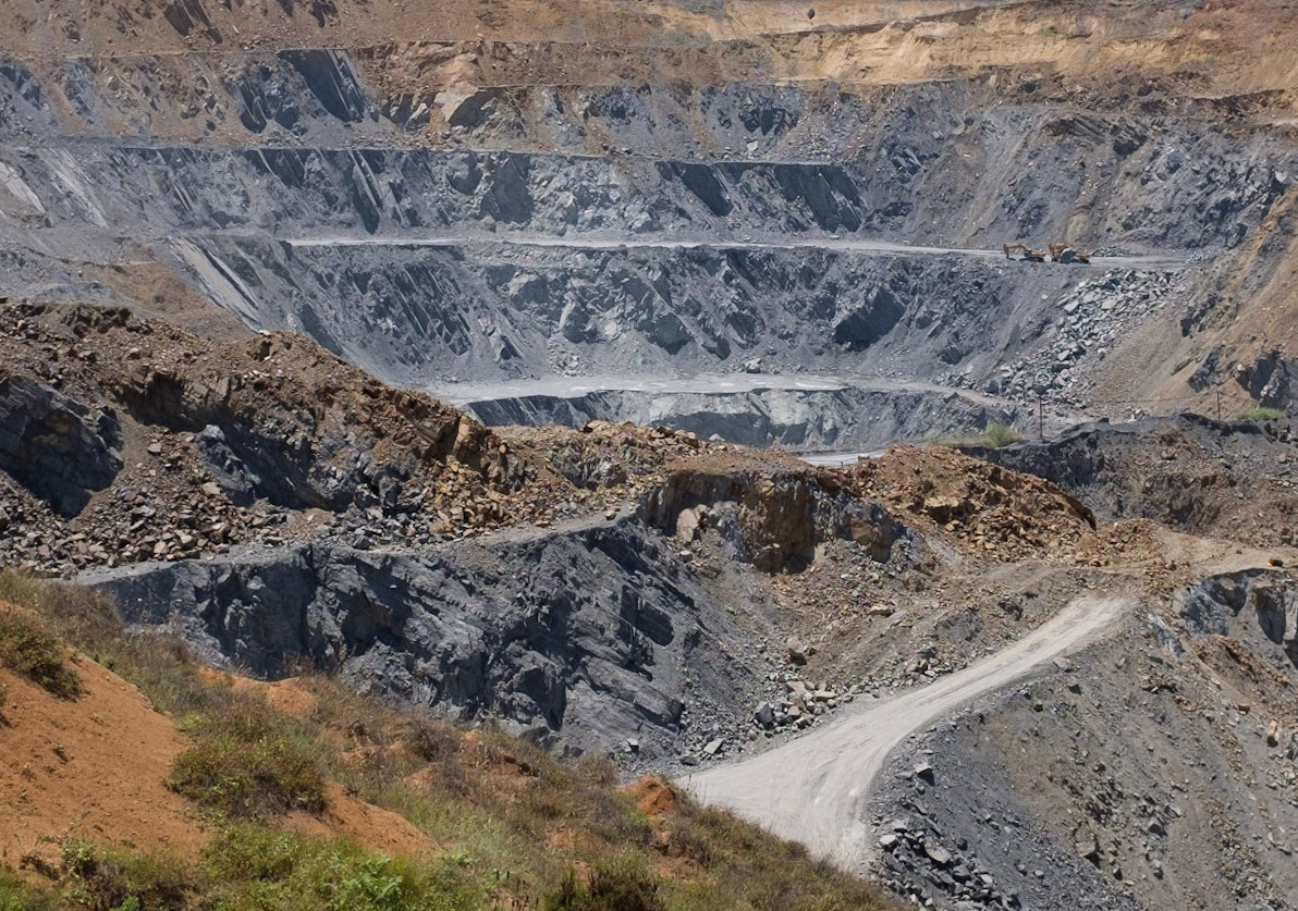 Alibey mines: looking inside one of the great pits