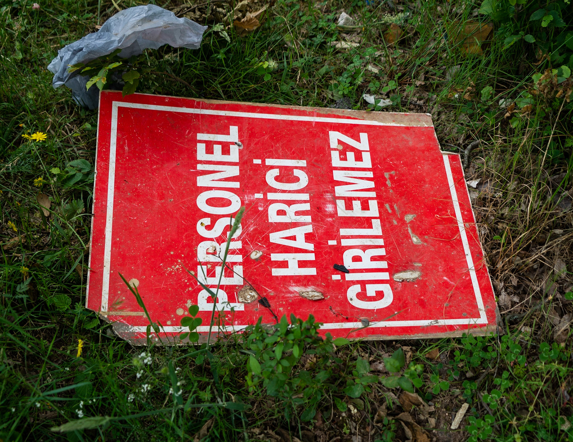 Ömerli reservoir: old yasak sign