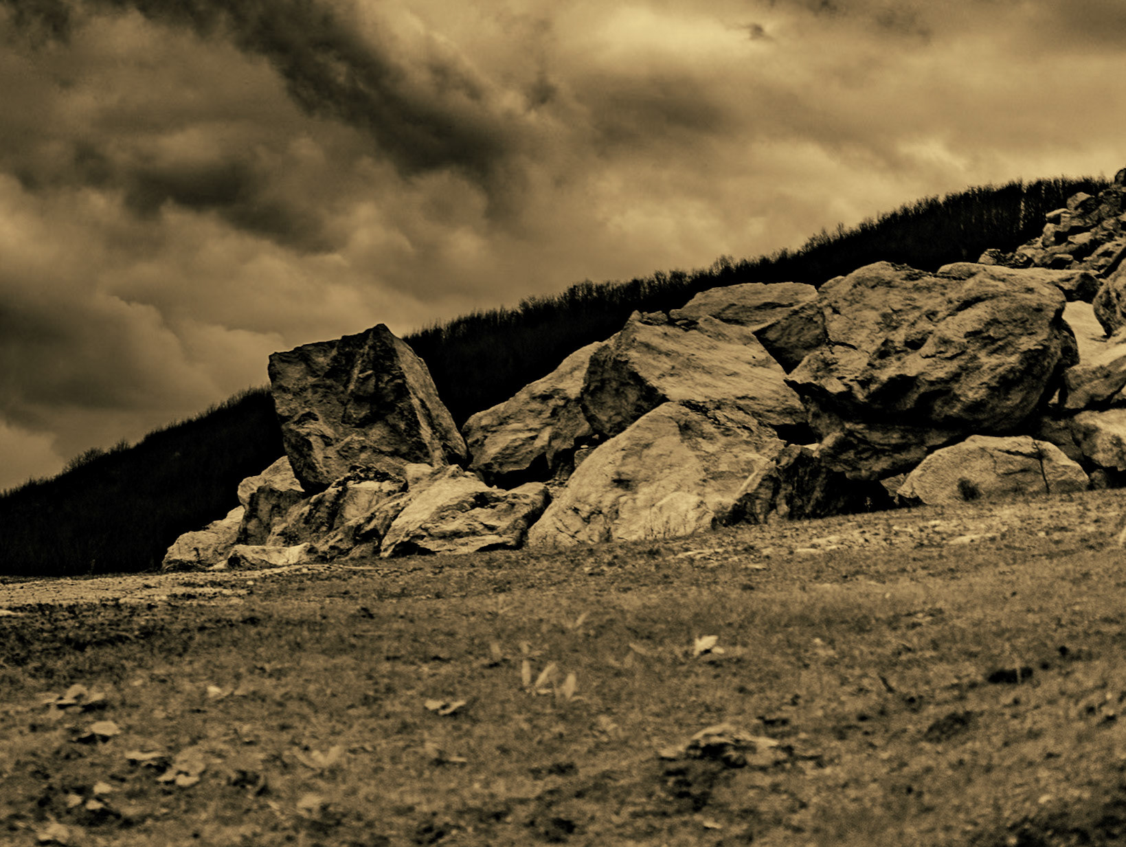 Sırıpınar northern abandoned opencast mine: rocks
