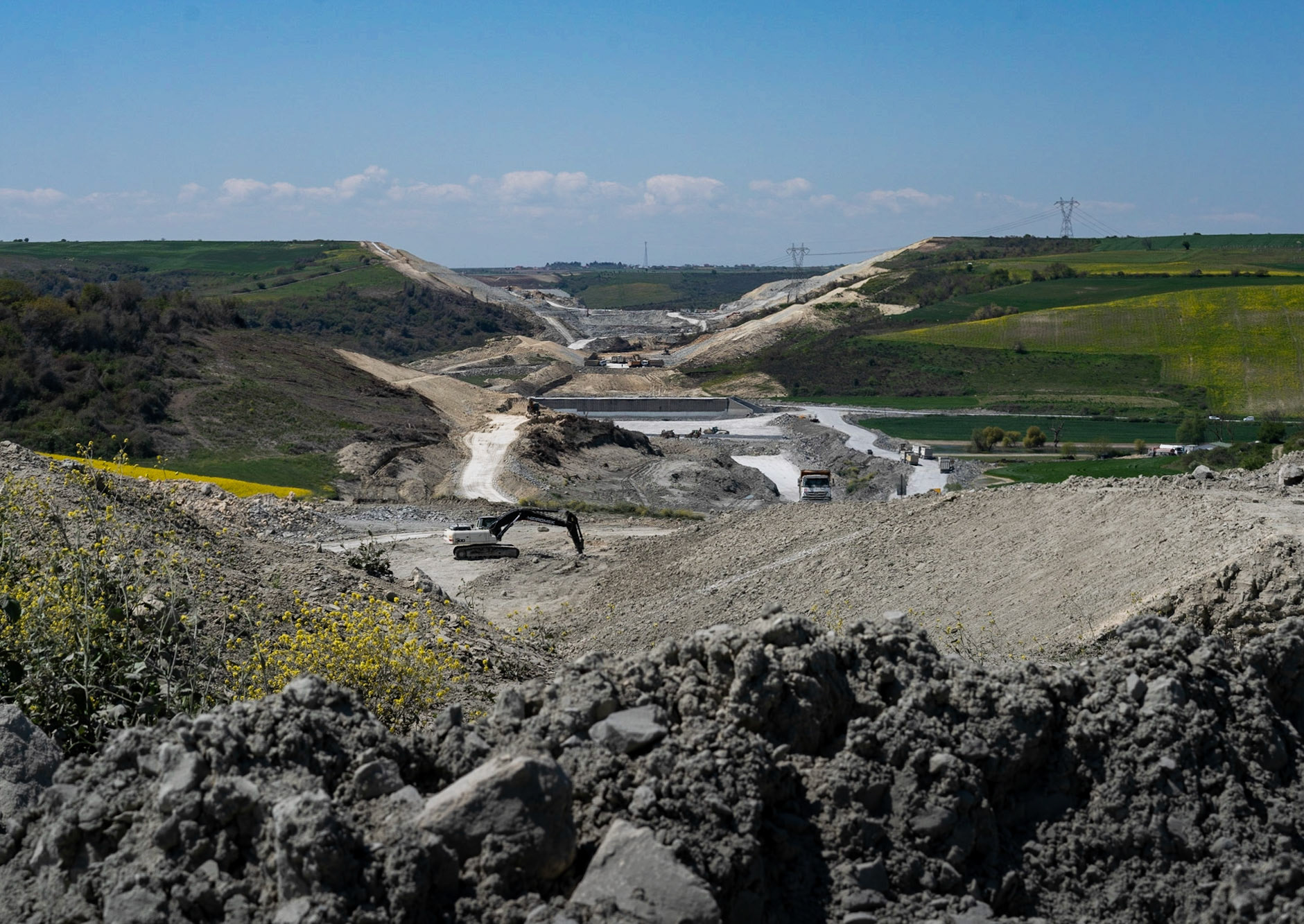 heading south from Baklalı: crossing part of the Northern Istanbul Motorway under construction (looking west)