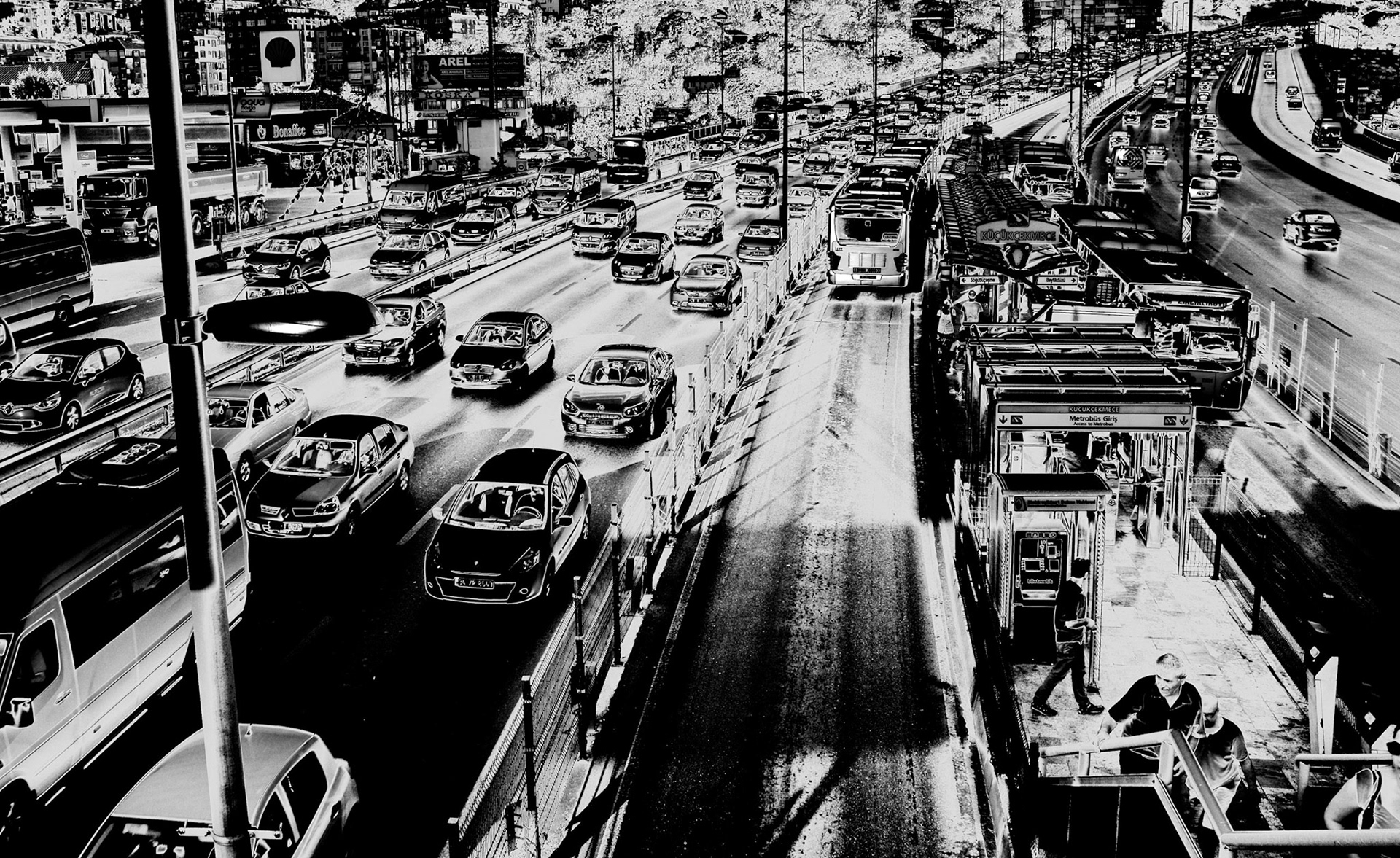 Küçükçekmece metrobus station: Saturday evening traffic on the D-100 Yan Yolu