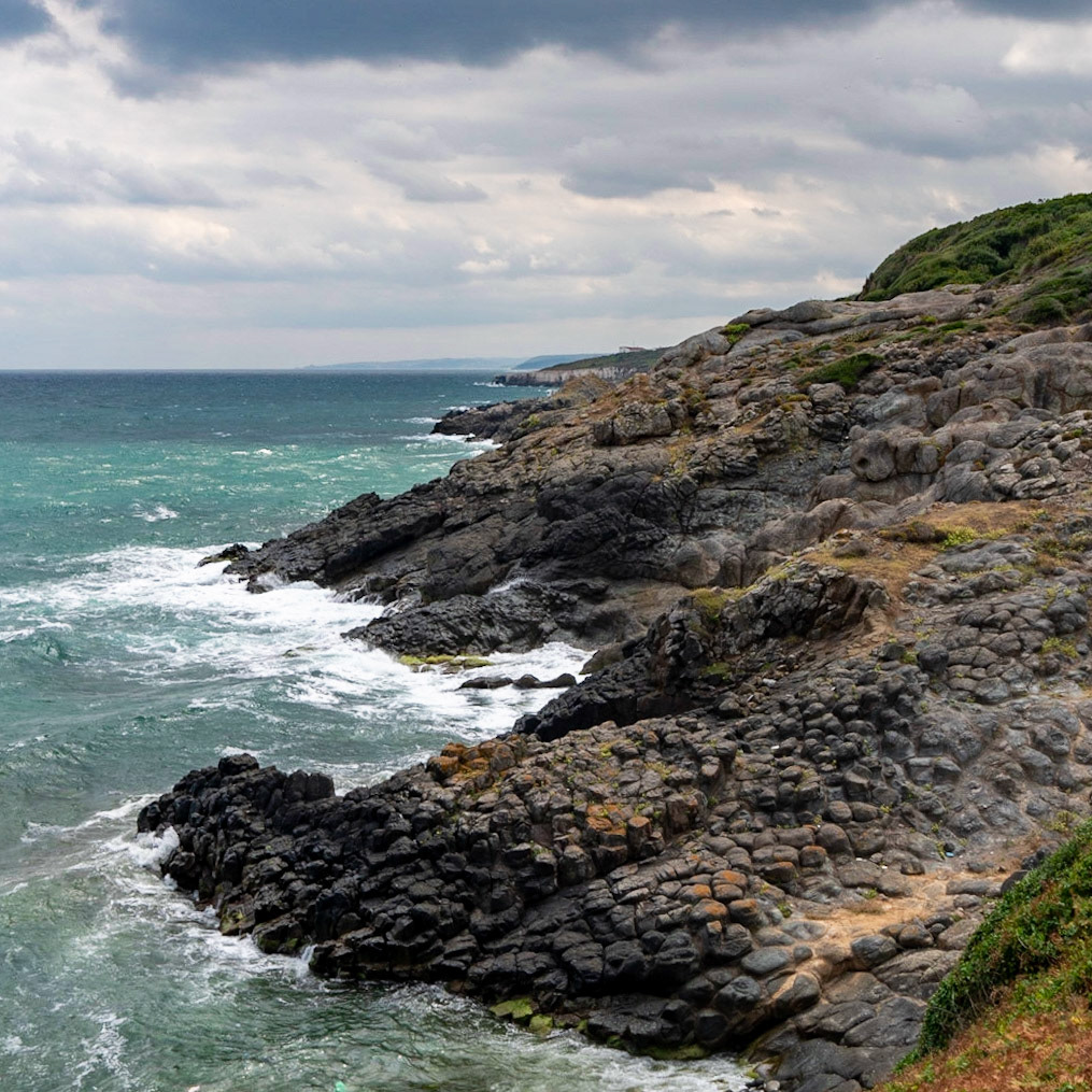 Karaburun: basalt formations to the east of the headland