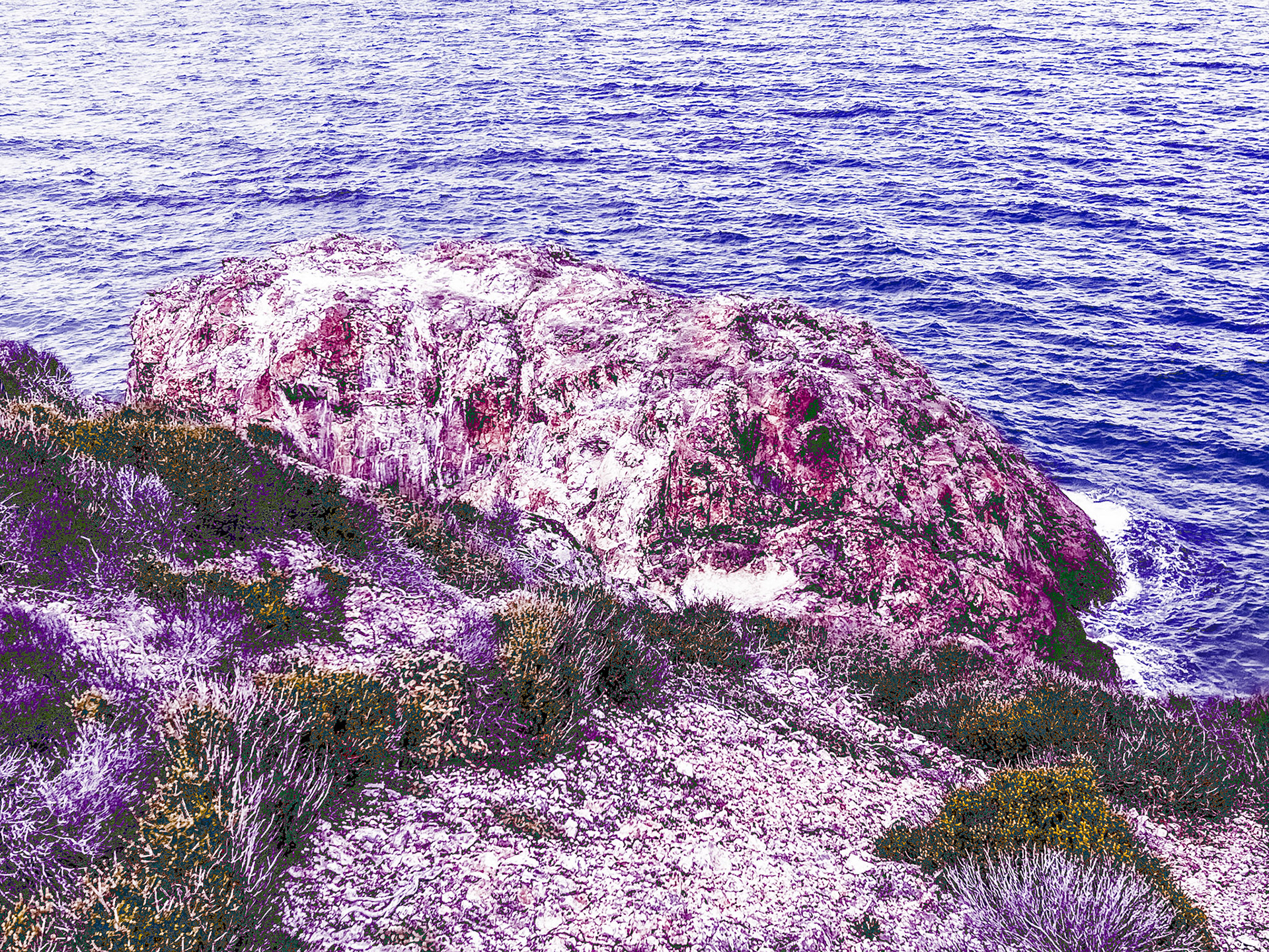 between Kurna fishing hamlet and the Kurna quarry: large rock on the edge of the sea