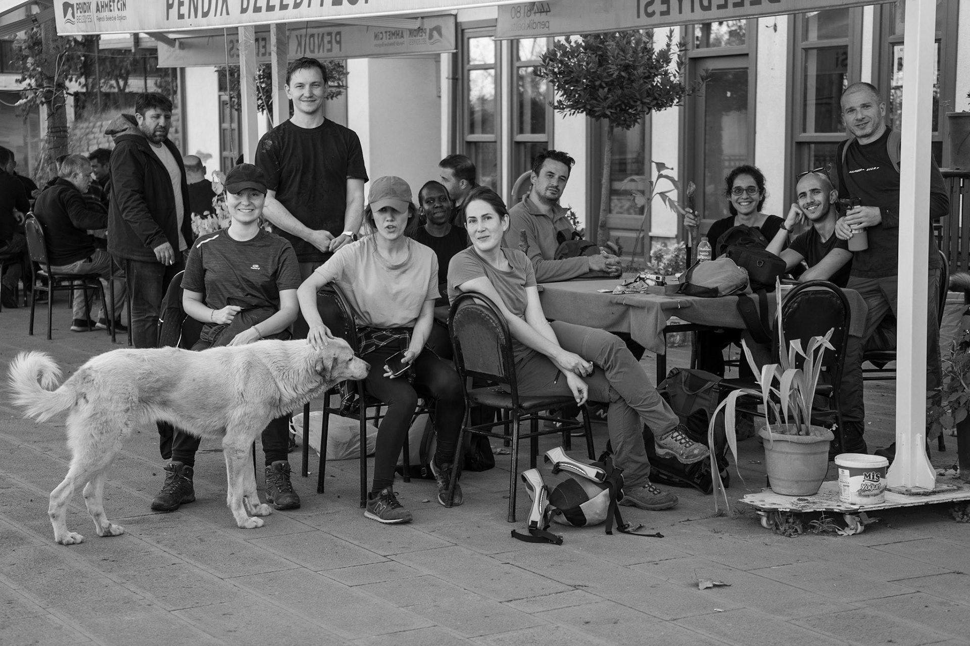 Kurna: a break in the café