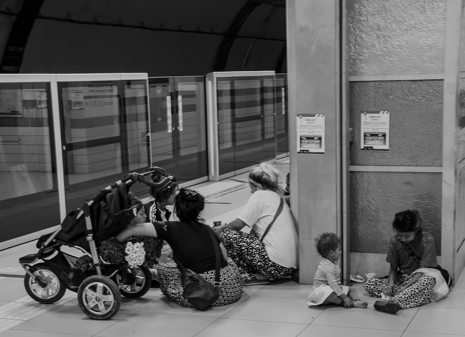 Çekmekoy metro: a family waiting for the train