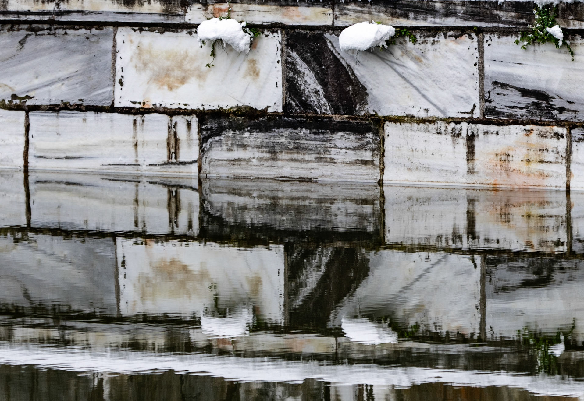 Valide Sultan Ottoman dam: reflections