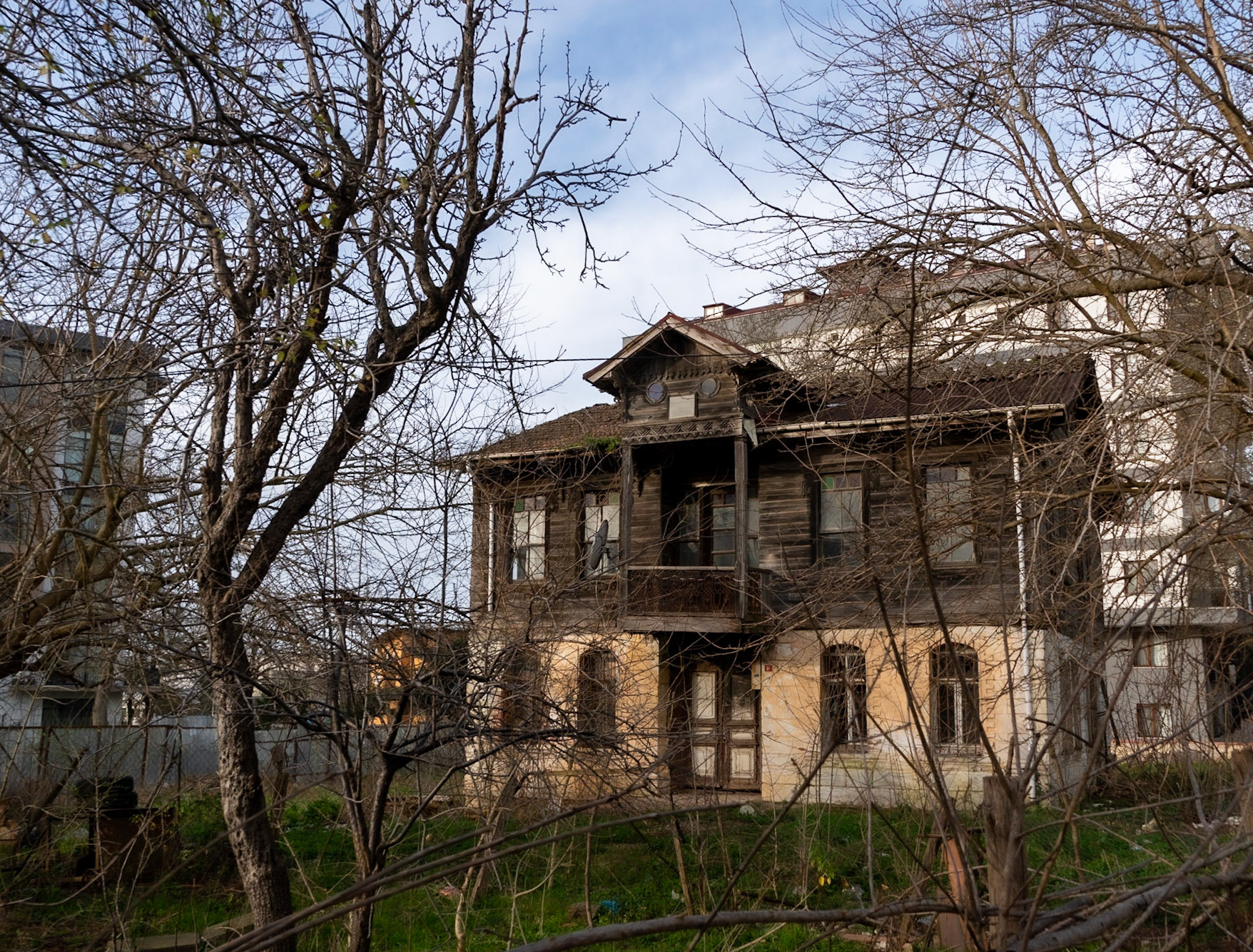 Alemdaǧ: seemingly-abandoned wooden house