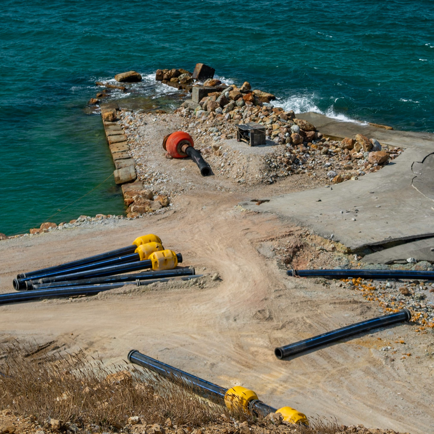 Kurna quarry: pipes around a jetty