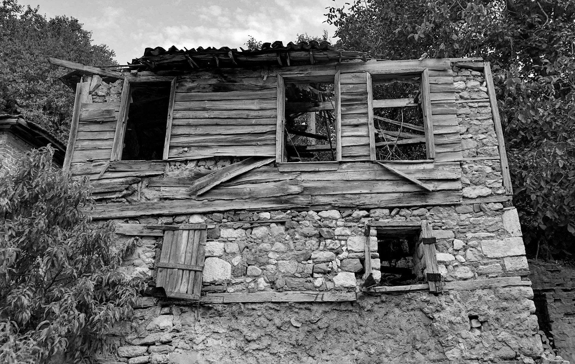 Cebeci: ruined wooden house
