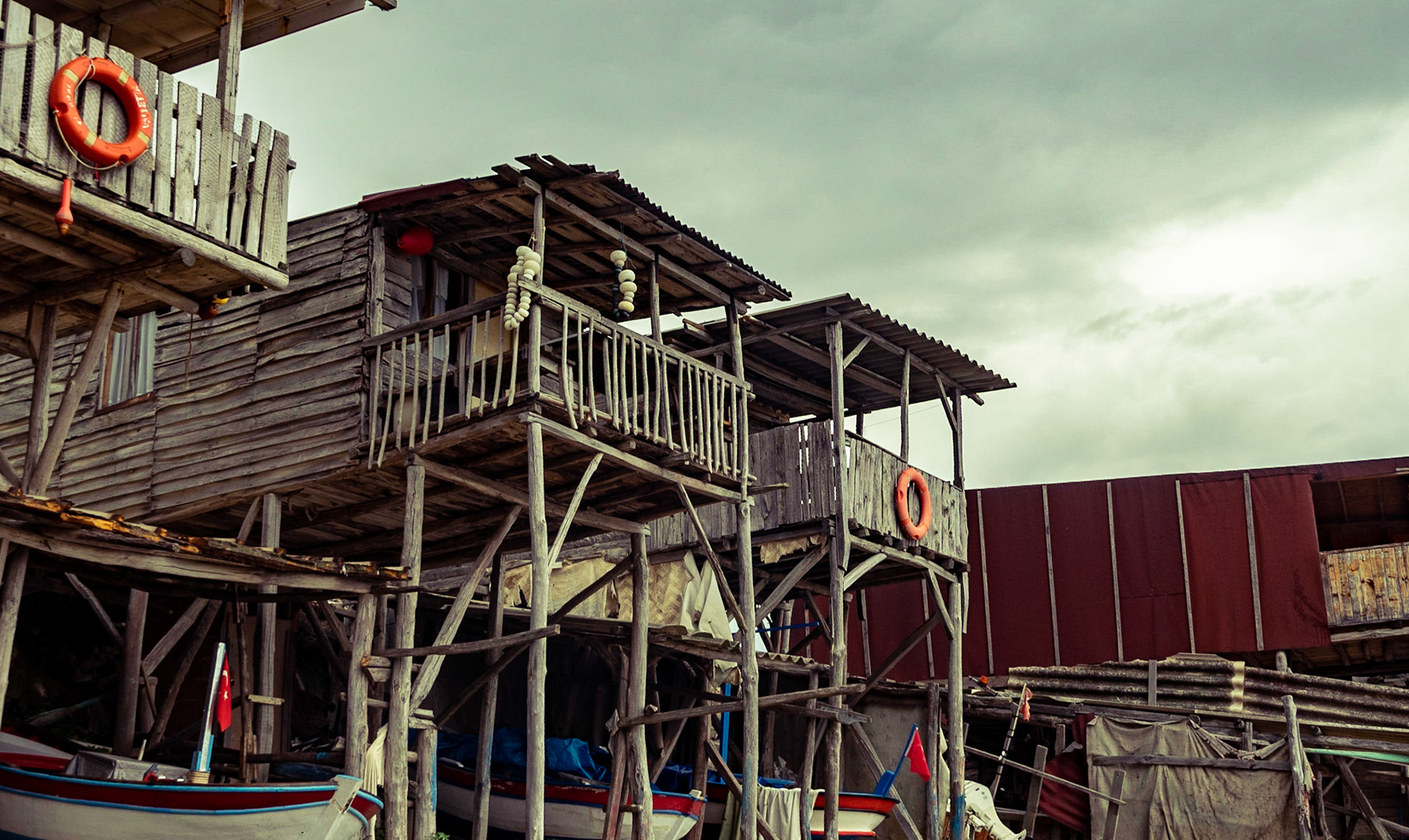 Kurna fishing hamlet: cabins on stilts