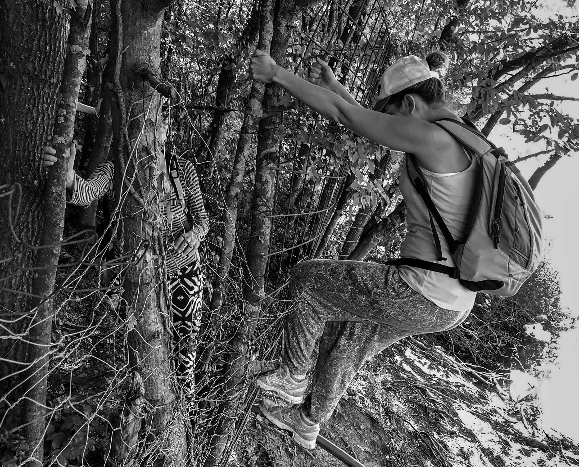 Kanlı reservoir: climbing over a fence