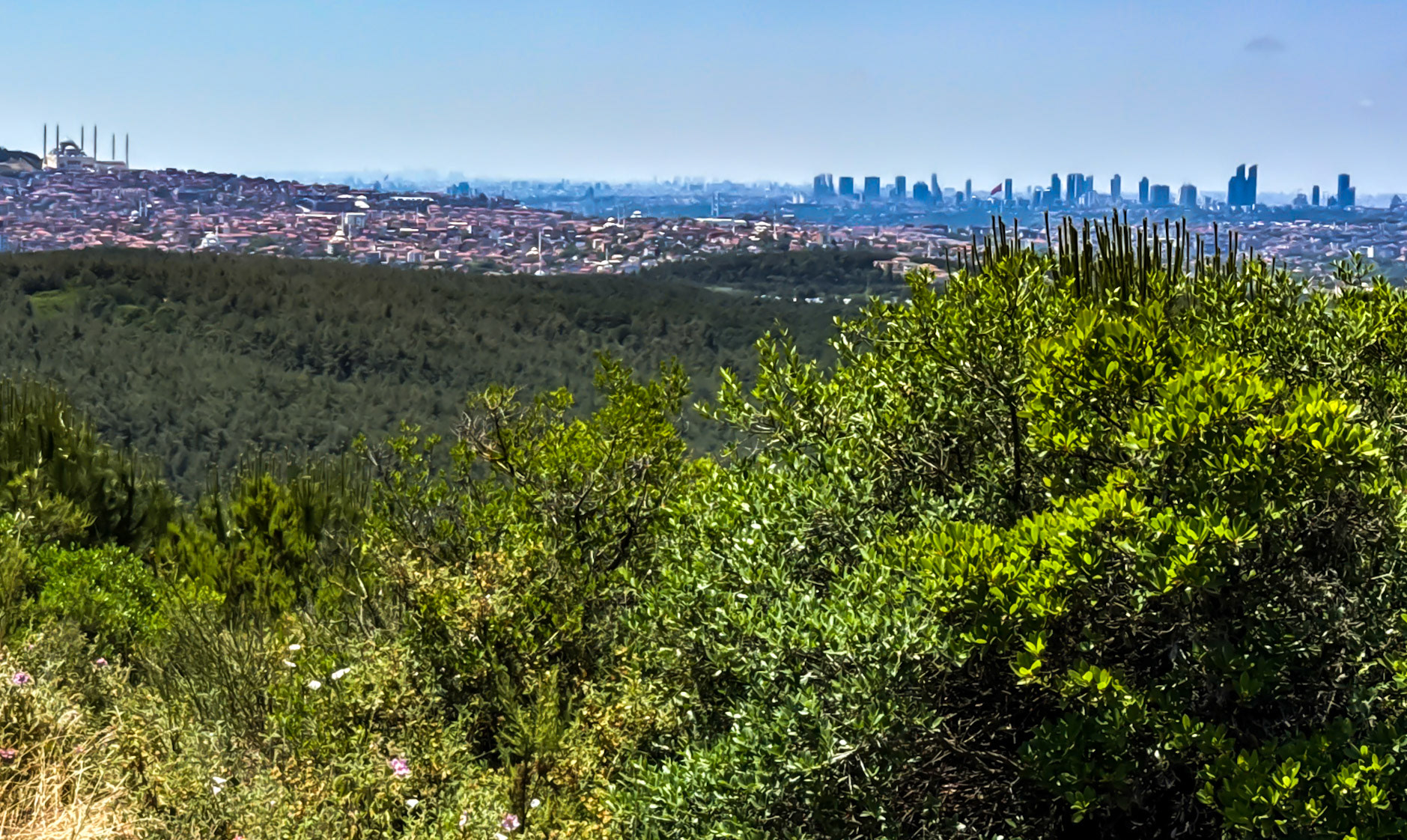 Kapaklı crest: view of the Değirmendere valley and the city just behind