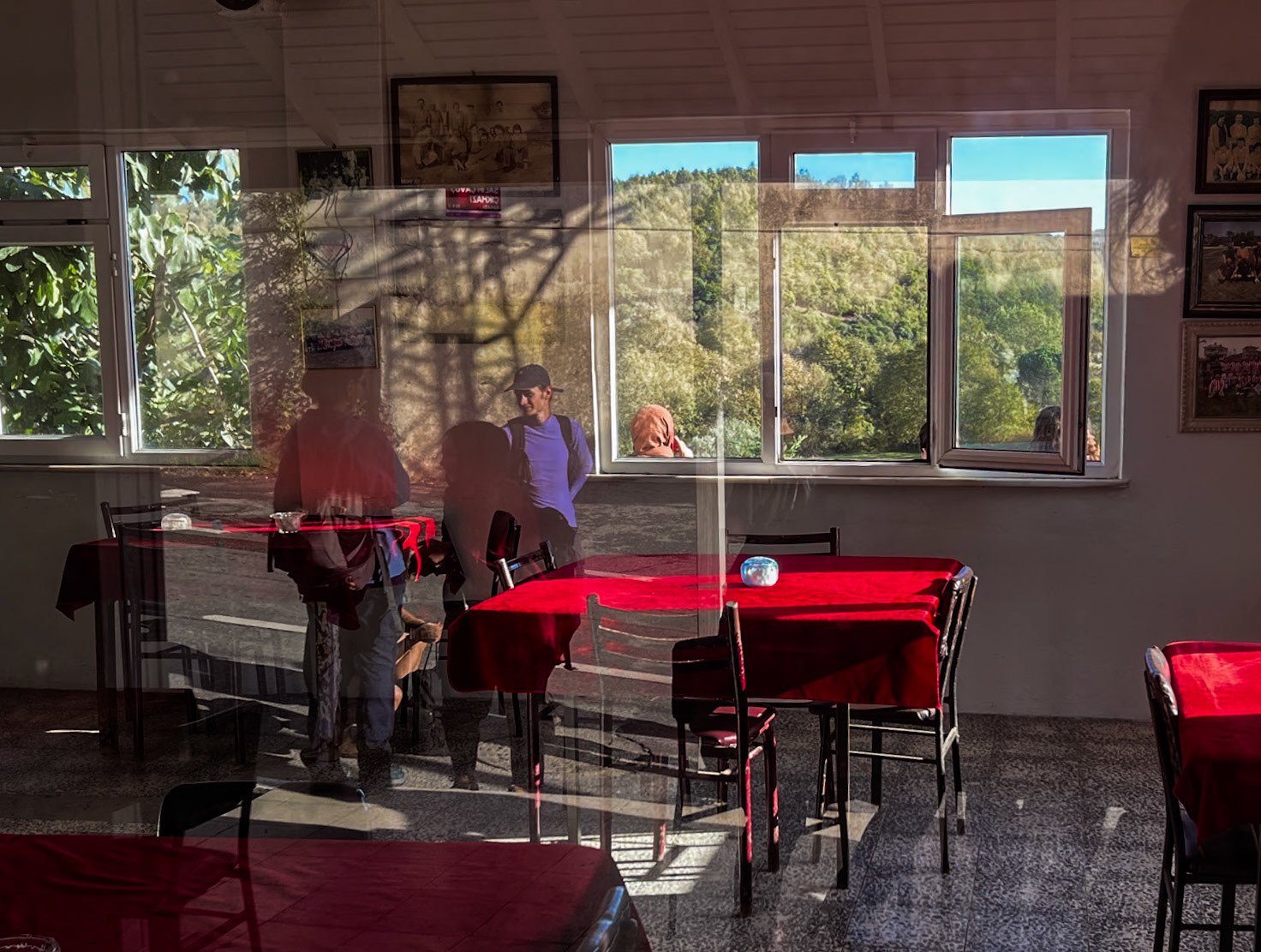 Paşamandıra: tea-house reflections and hikers