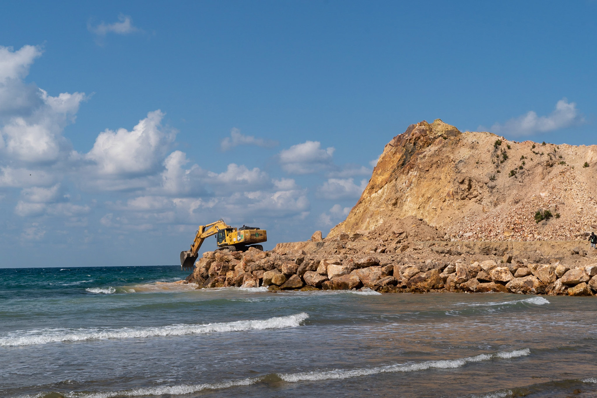 Kurna abandoned quarry: excavator at work