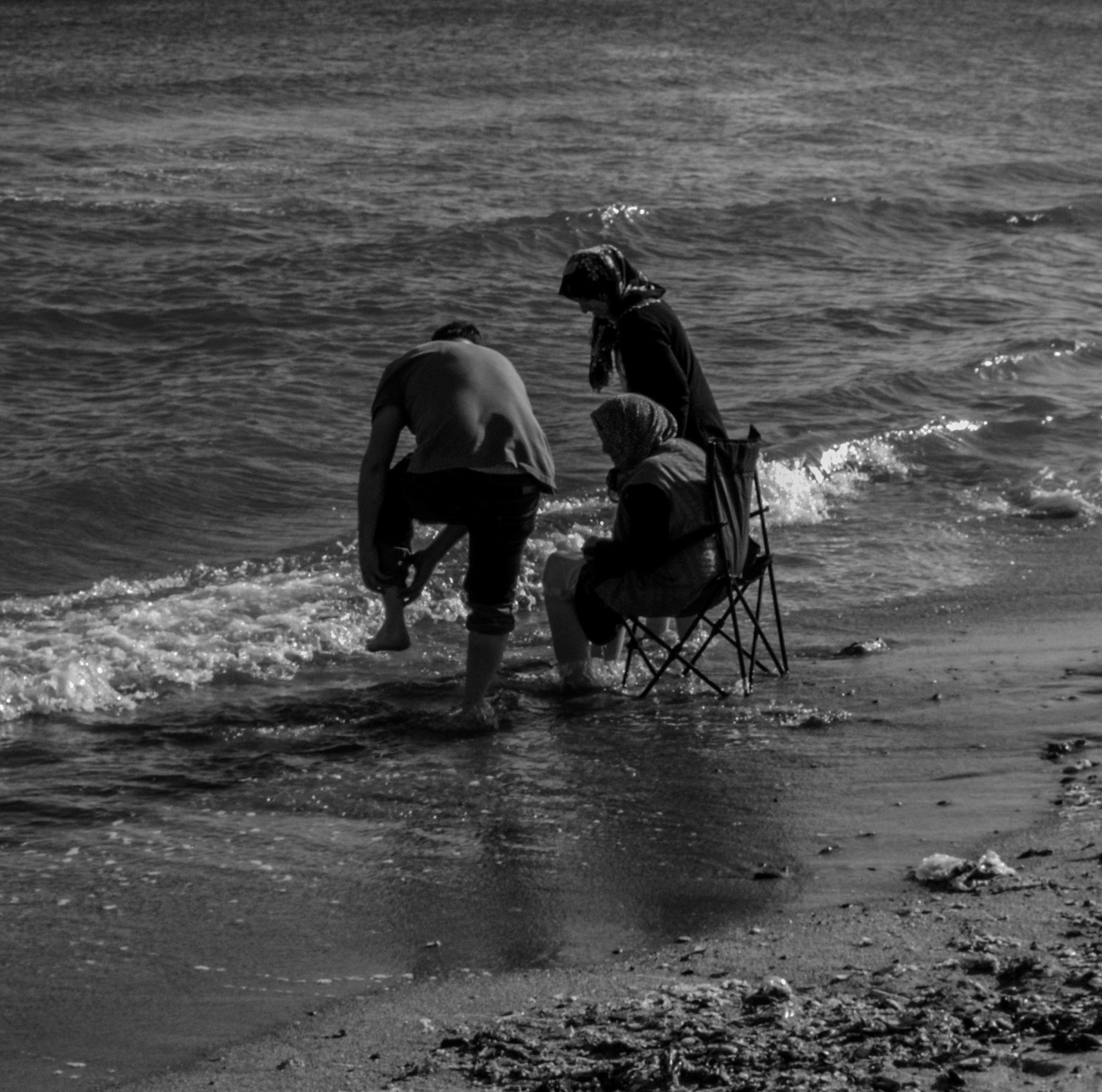 Menekşe Plajı: feet-bathing