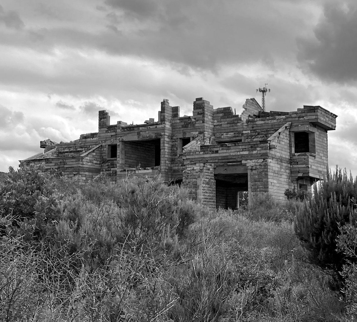 between Kurna fishing hamlet and Kurna abandoned quarry: abandoned modern villa
