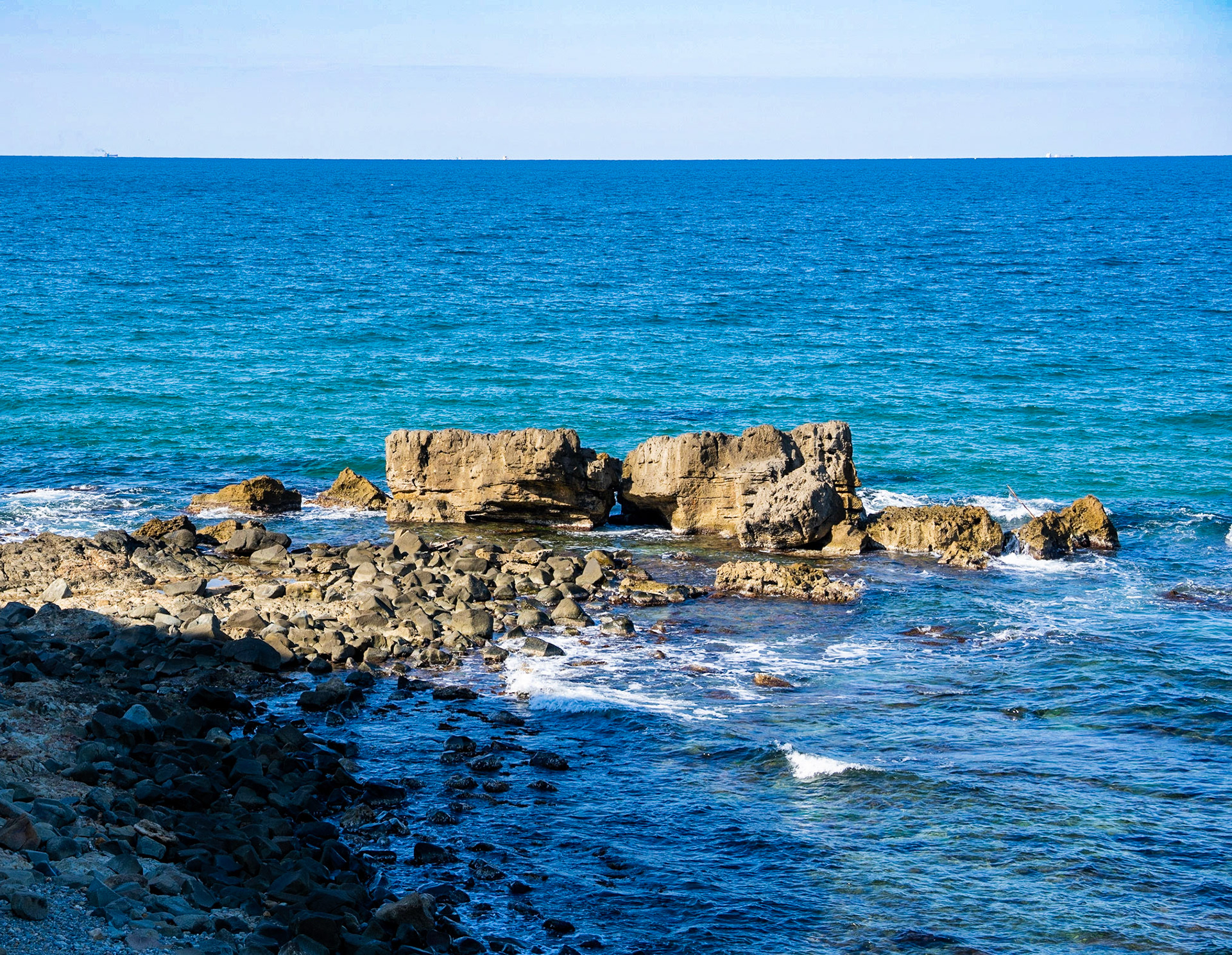 heading west along the Black Sea shore: outcrops